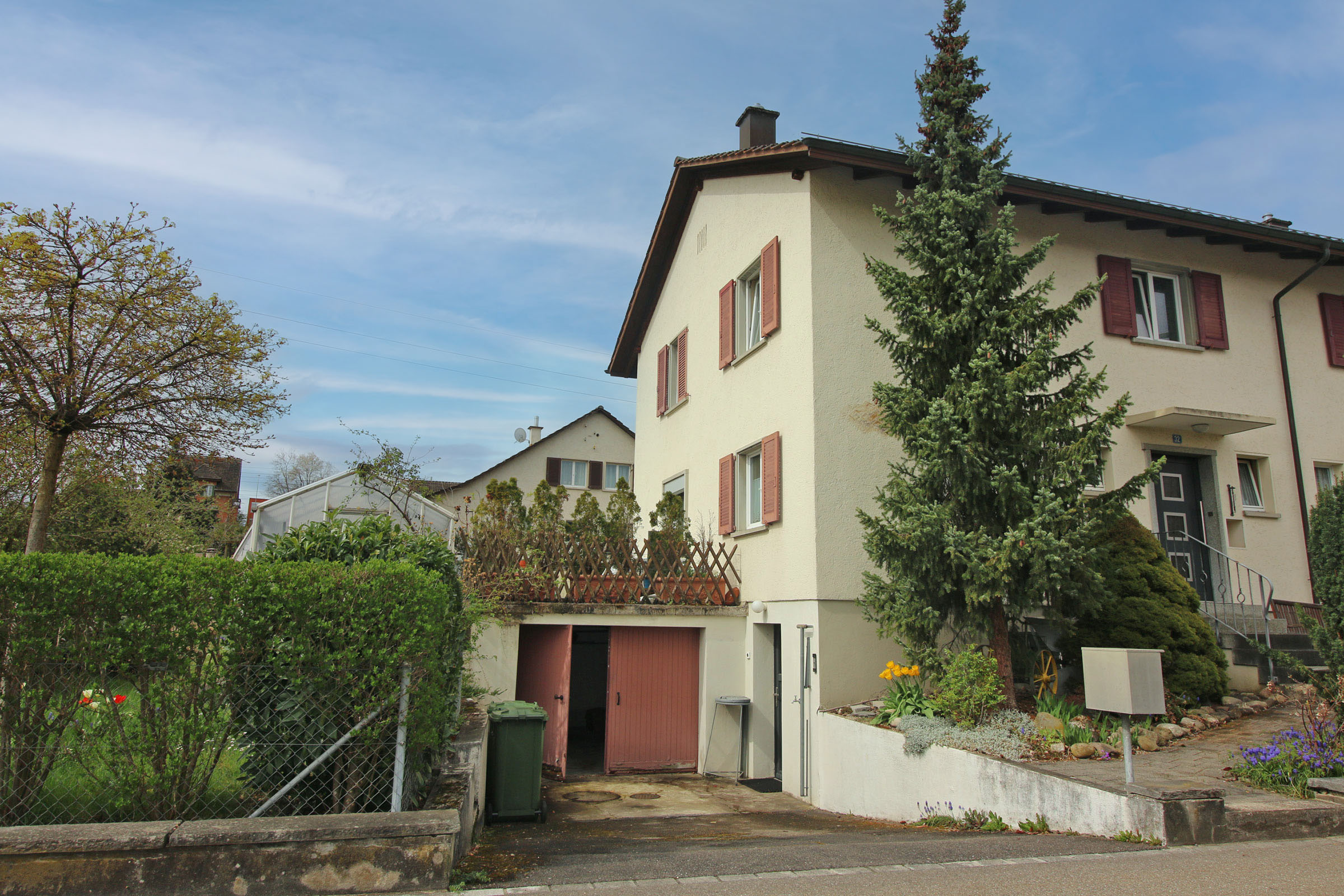 Mehrfamilienhaus mit Garten und Garage