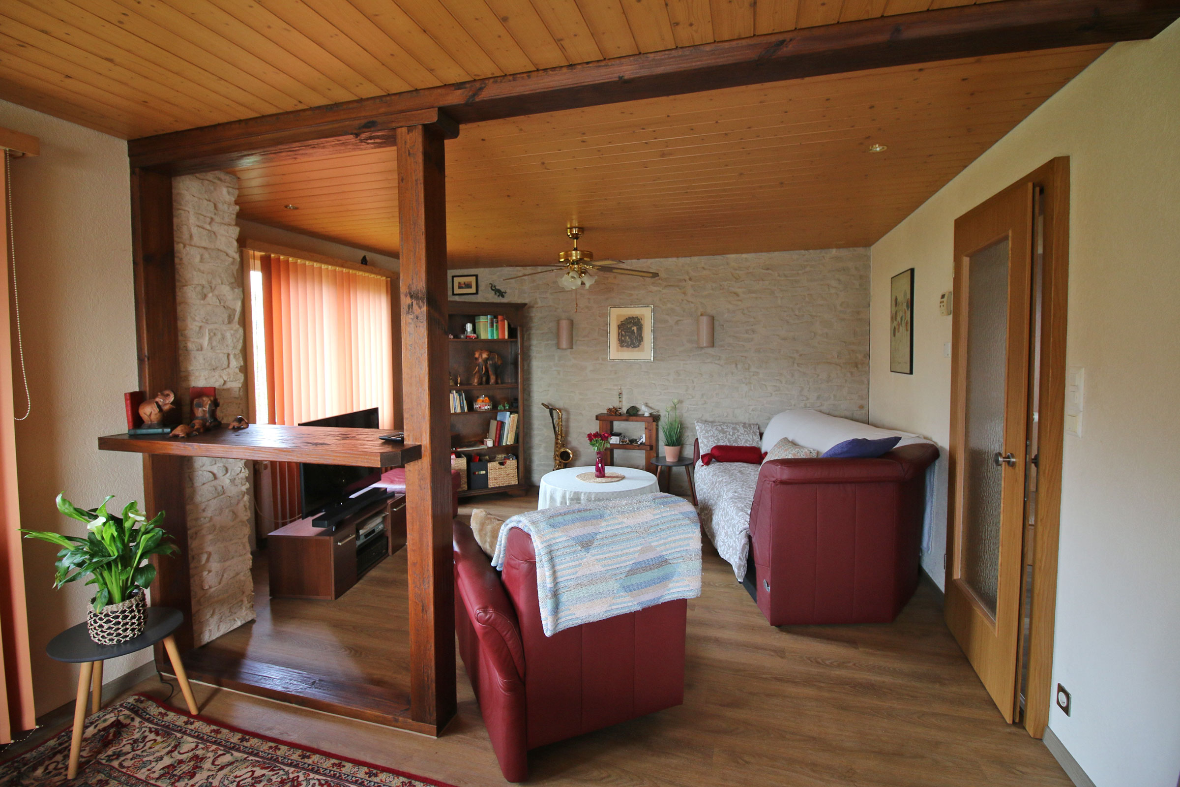 Gemütliches Wohnzimmer mit Holzdecke
