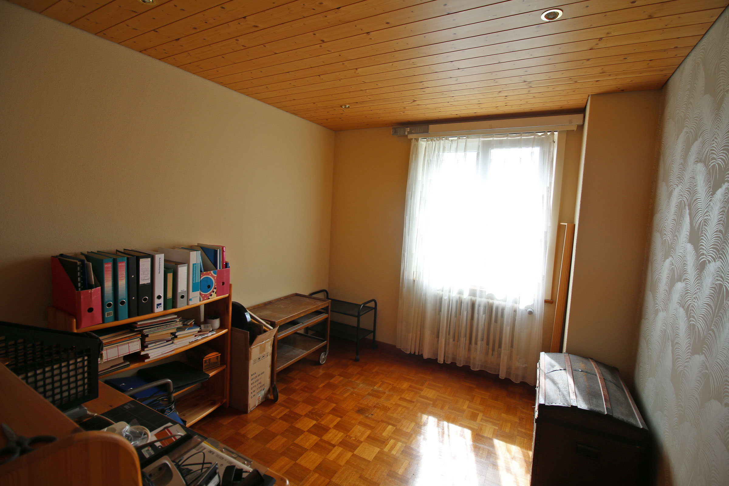 Arbeitszimmer mit Holzdecke