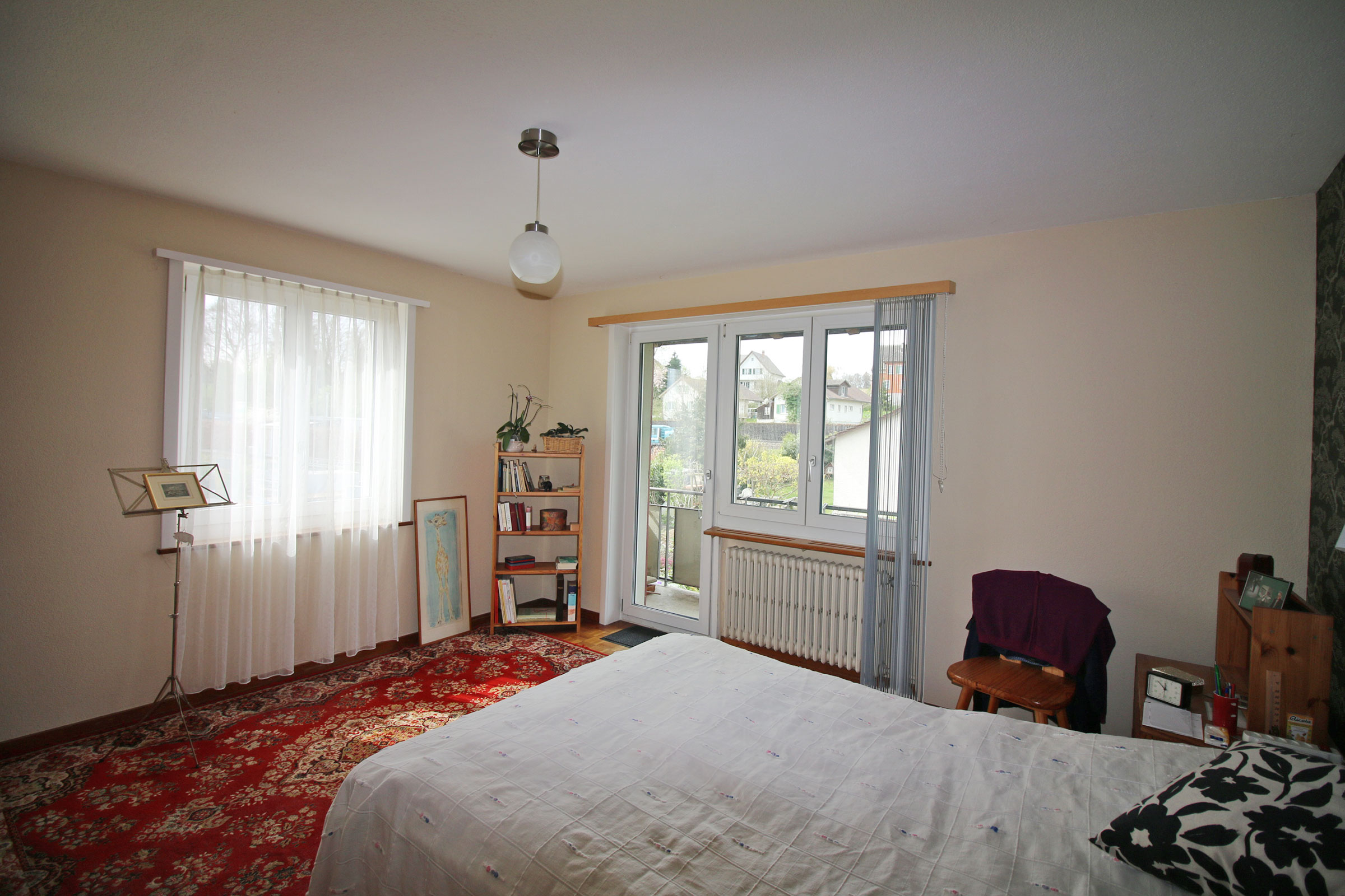 Helles Schlafzimmer mit Balkonzugang