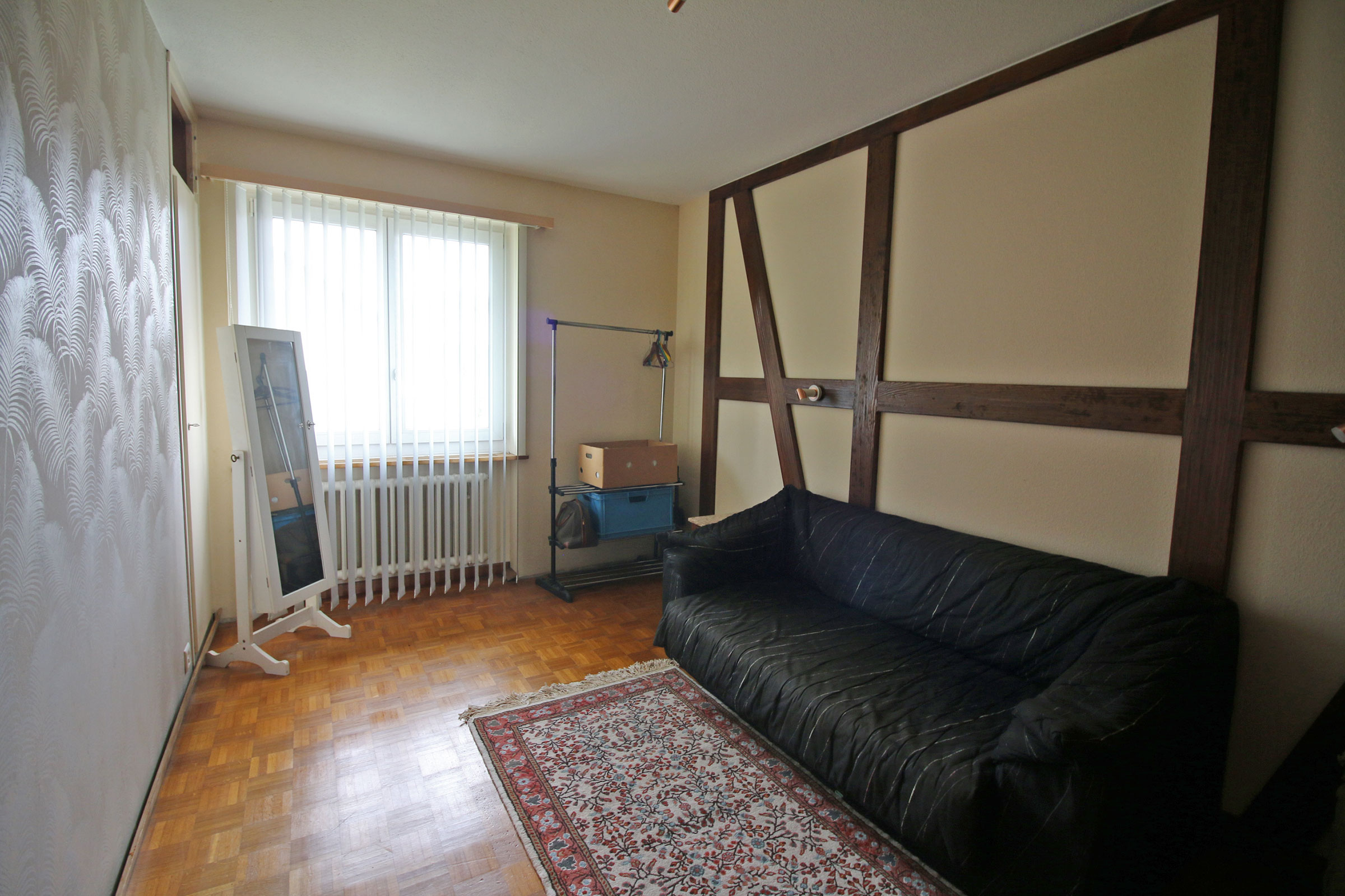Wohnraum mit Sofa und Fenster