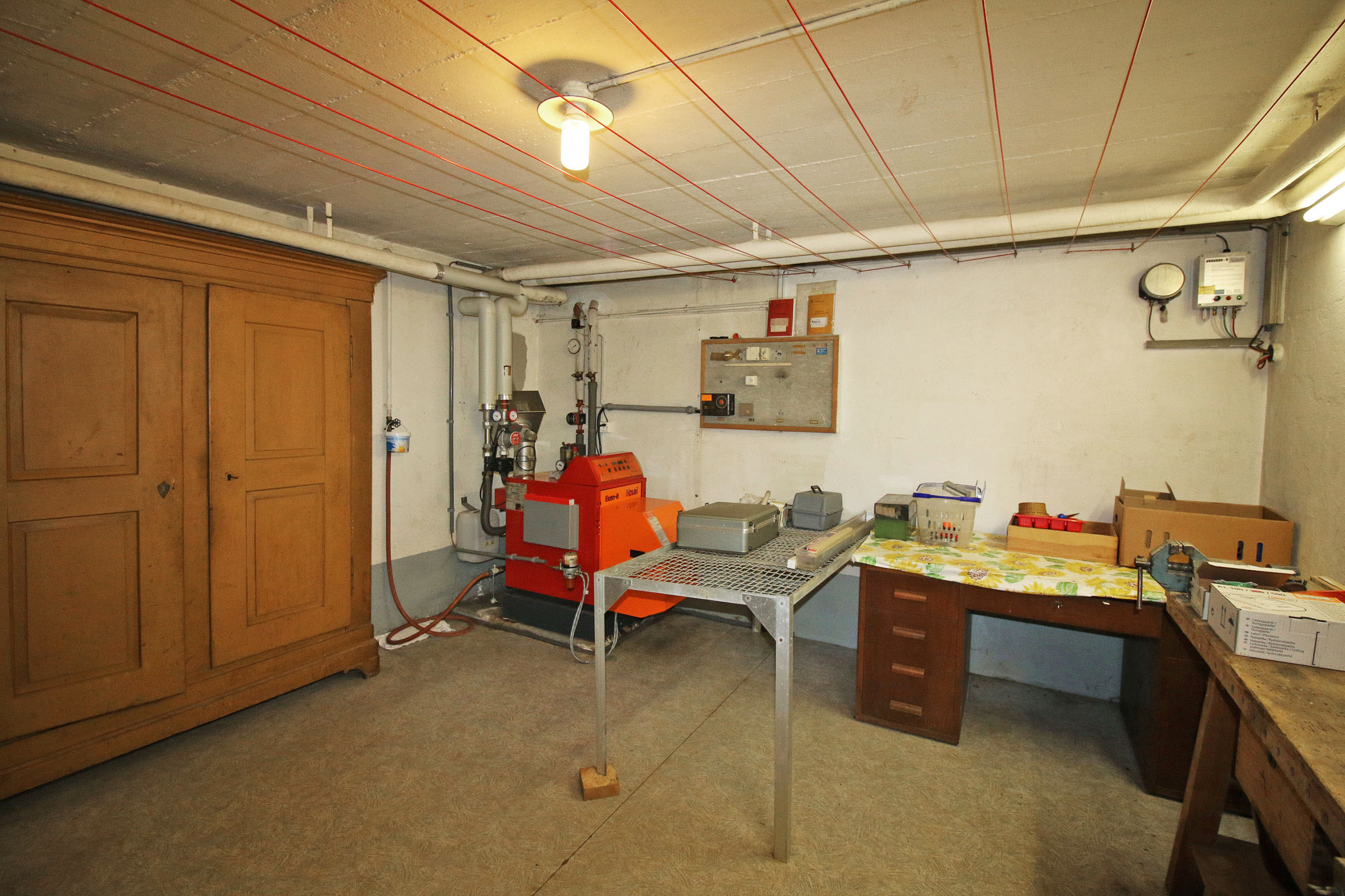 Kellerraum mit Heiztechnik und Arbeitsflächen