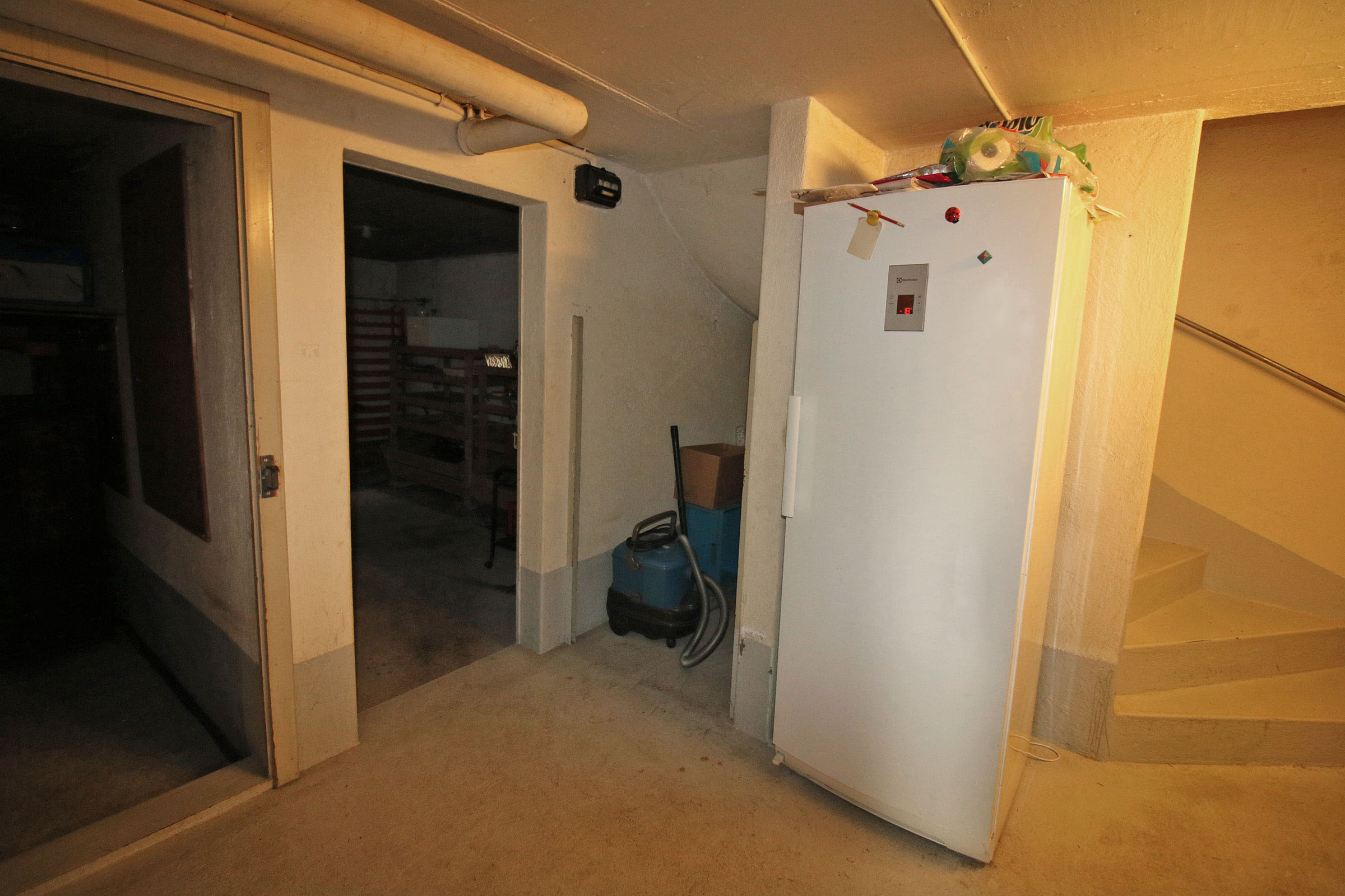 Kellerraum mit Treppe und Kühlschrank