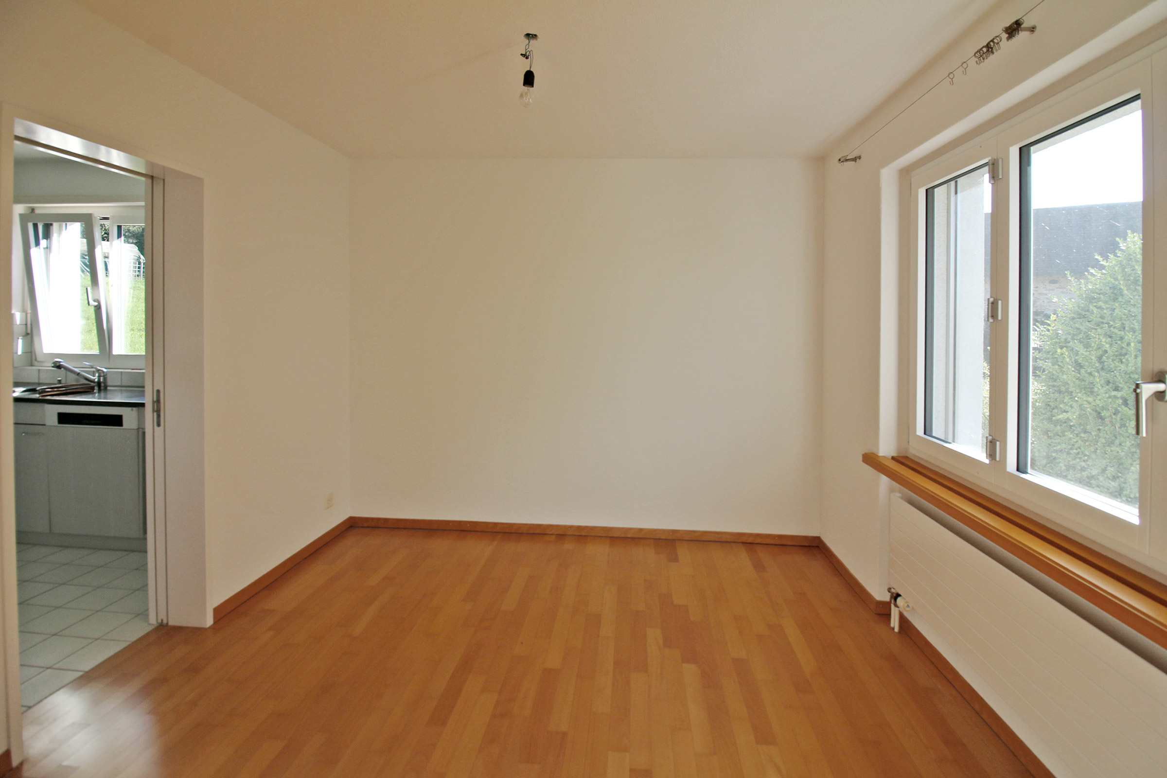 Leeres Zimmer mit Holzfußboden