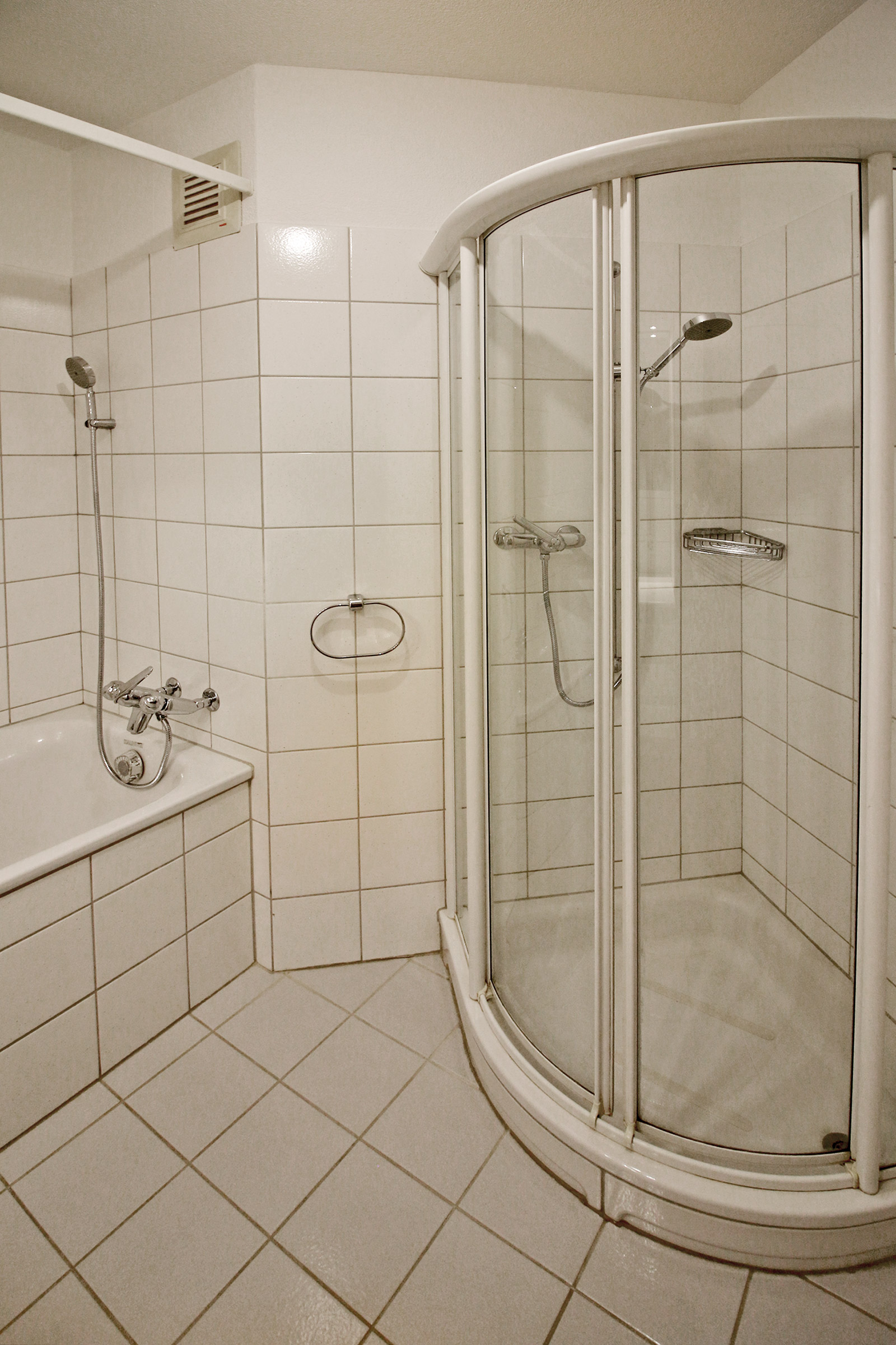 Badezimmer mit Dusche