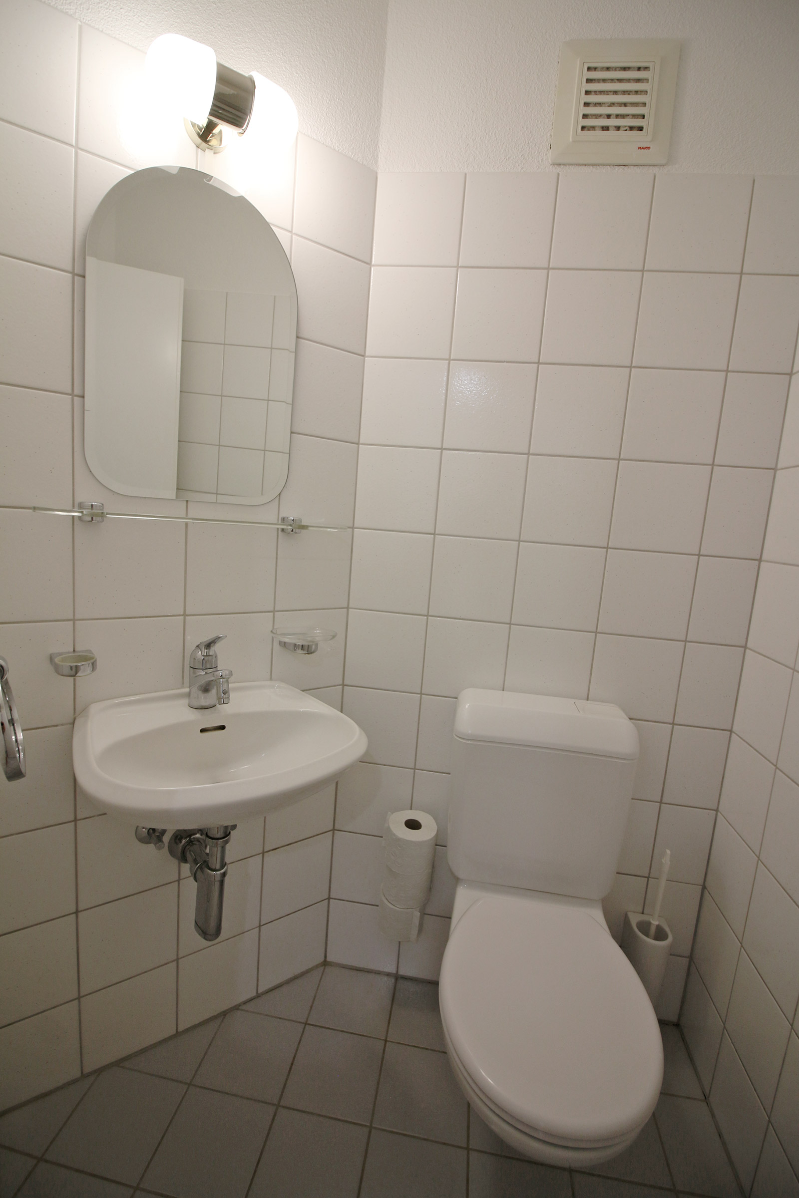Gäste-WC mit Waschbecken und Toilette