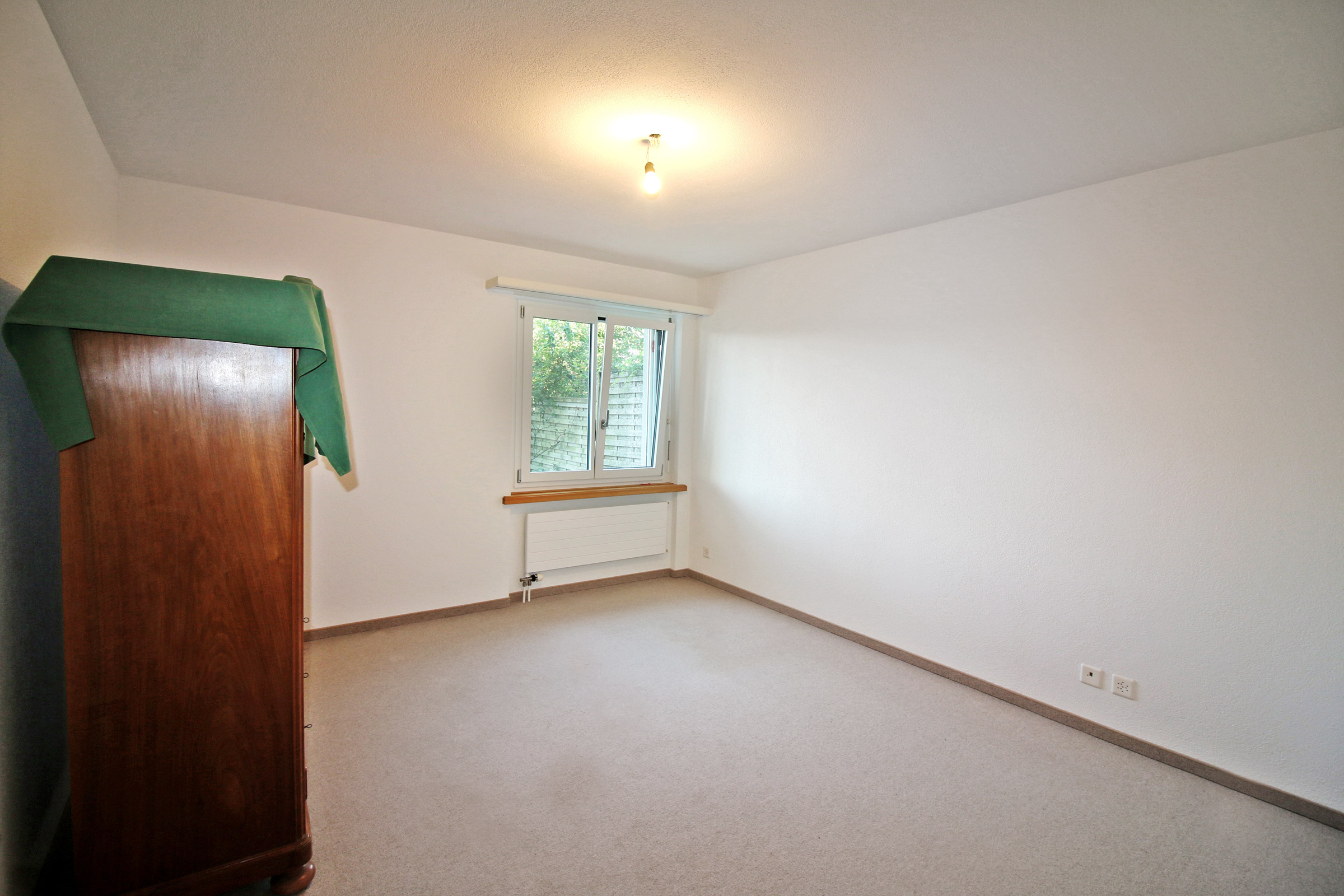 Helles, leeres Schlafzimmer