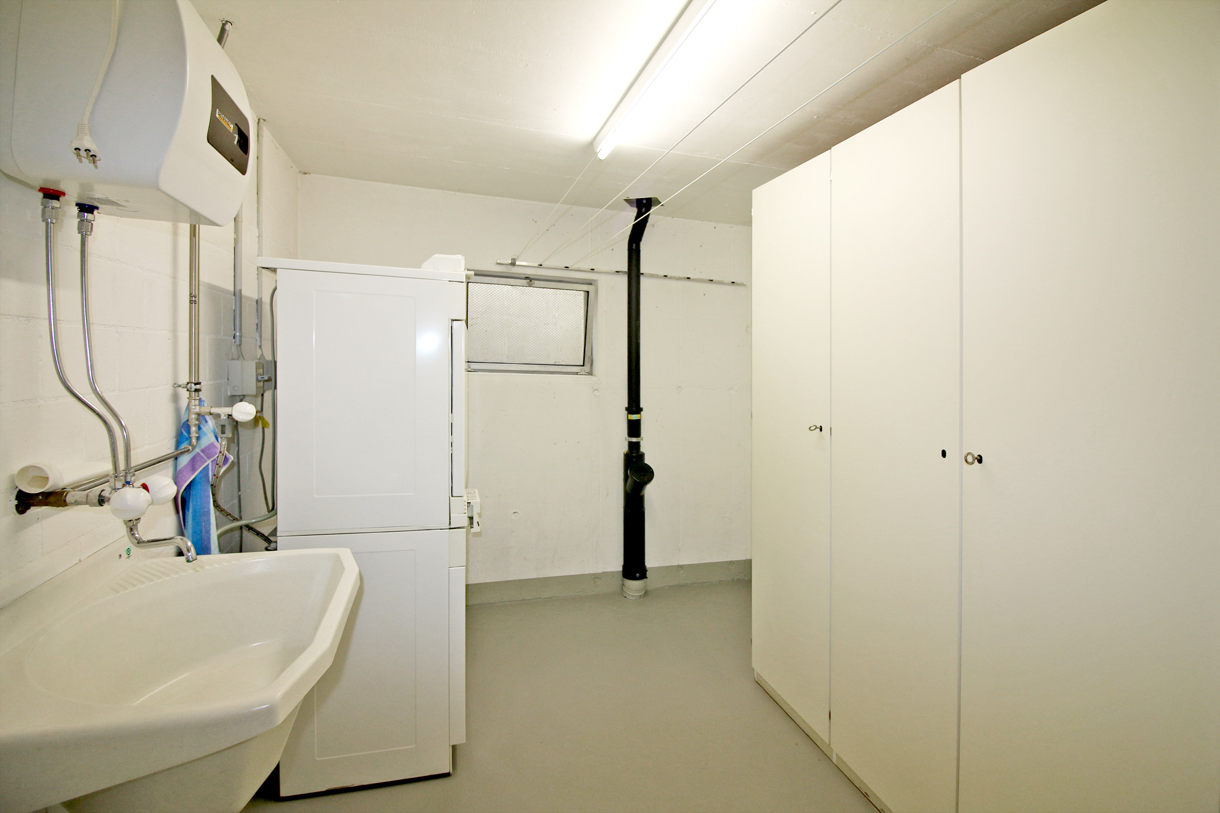 Hauswirtschaftsraum mit Waschbecken und Technik