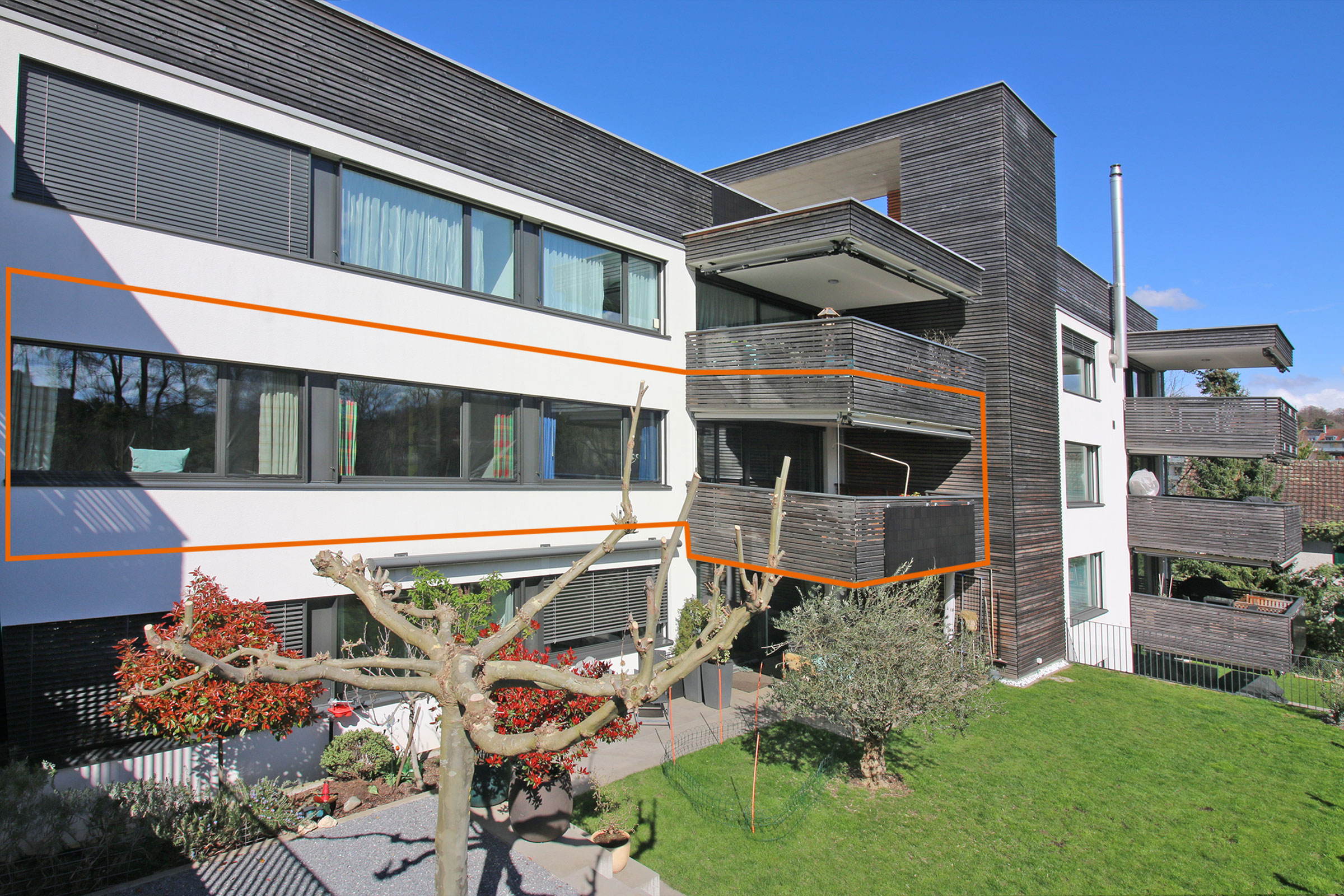 Modernes Mehrfamilienhaus mit Balkonen