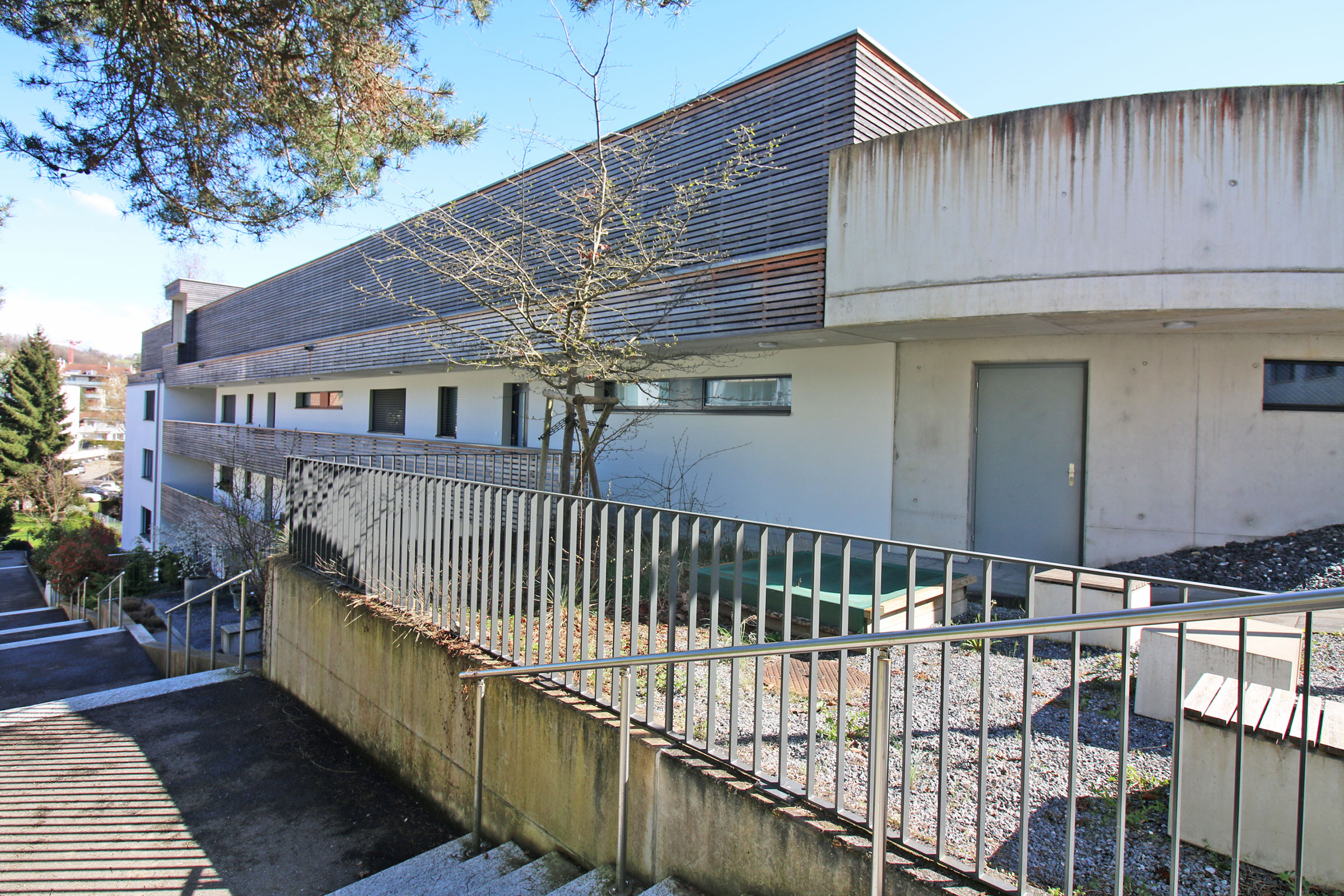 Moderne Wohnanlage mit Außenbereich