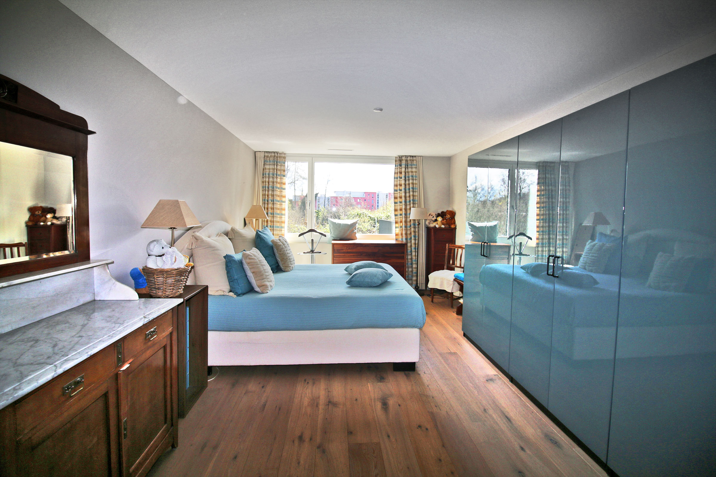 Helles Schlafzimmer mit Einbauschrank