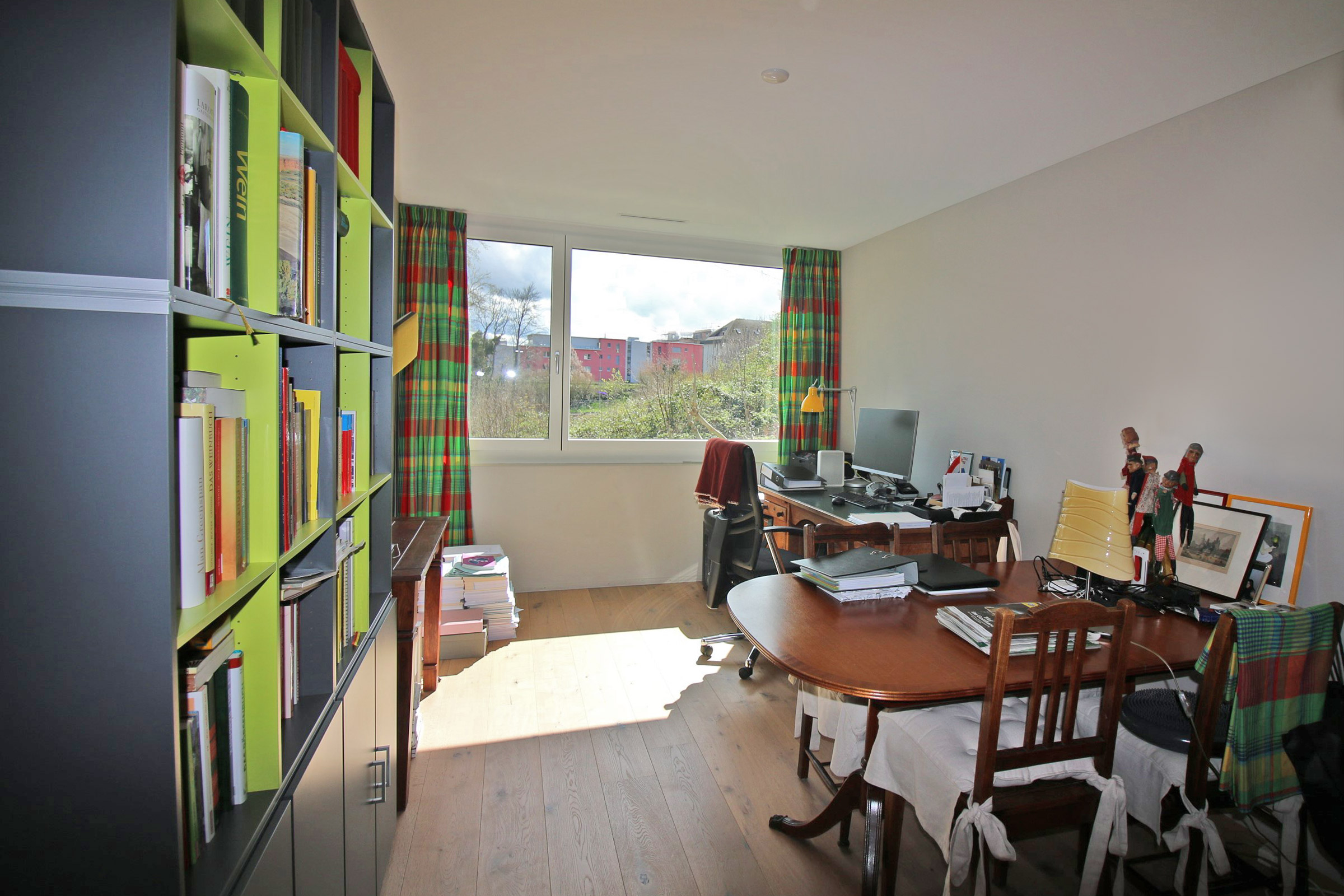 Arbeitszimmer mit großem Fenster
