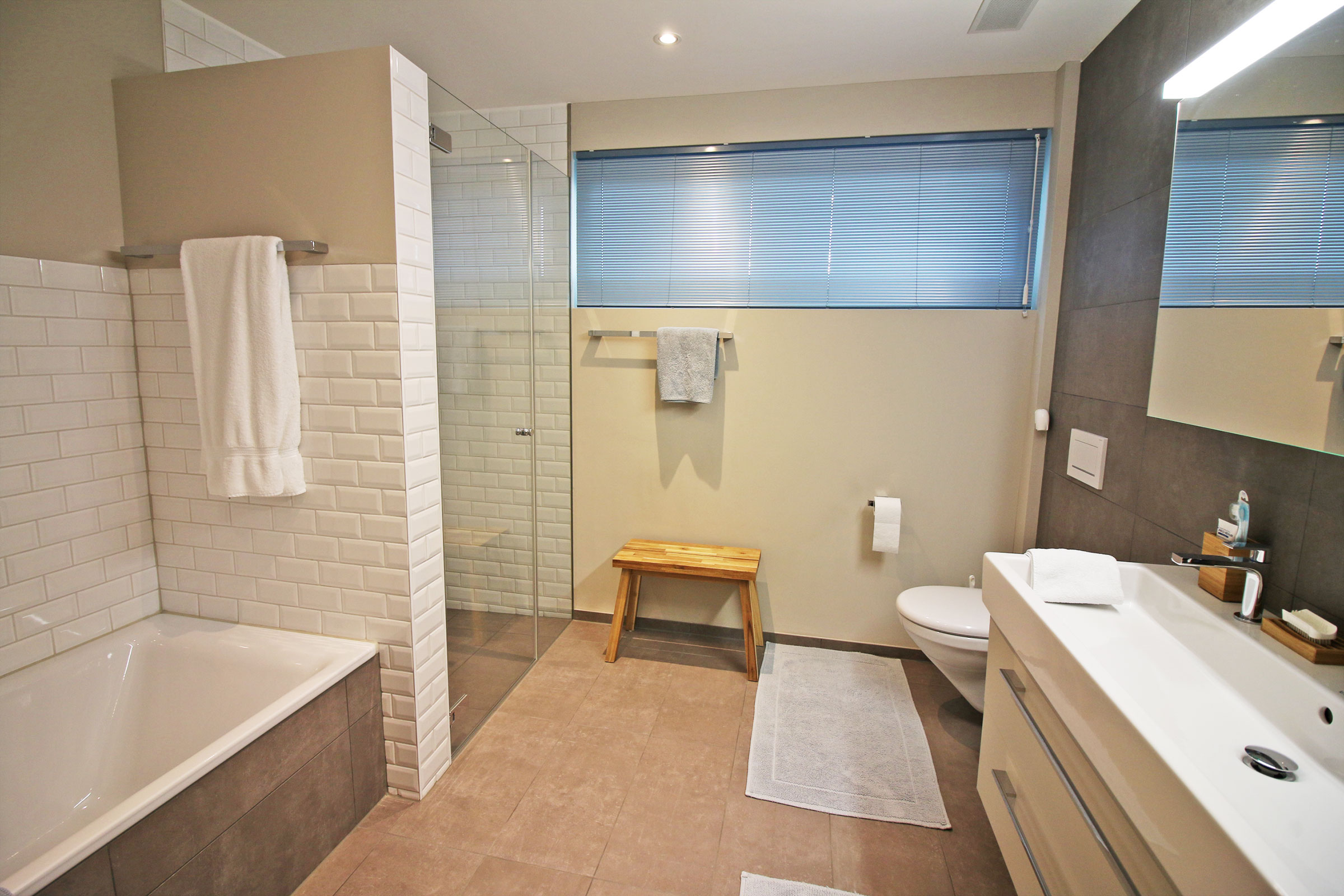 Modernes Badezimmer mit Badewanne und Walk-in-Dusche