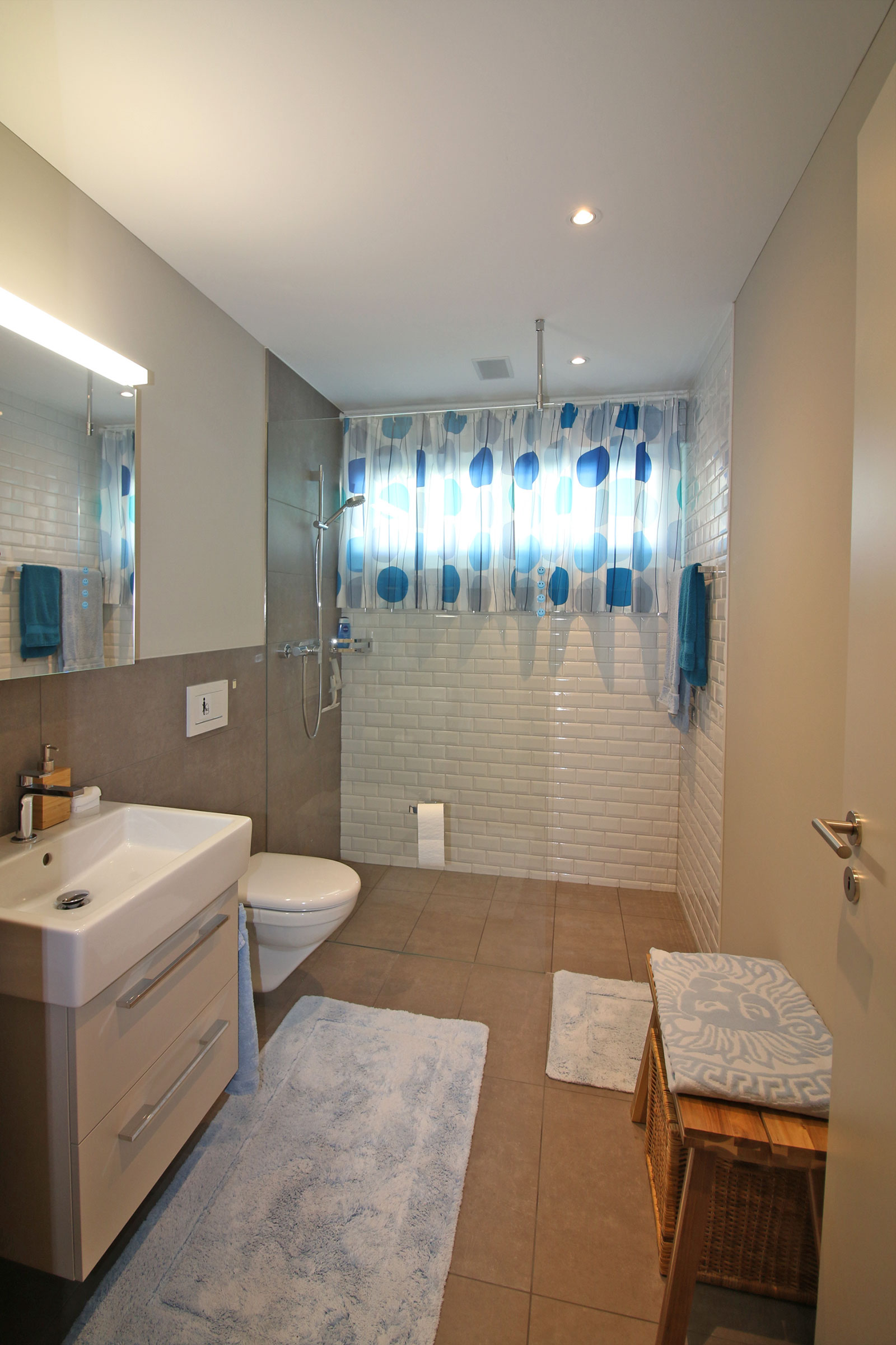 Modernes Badezimmer mit Dusche und Waschplatz