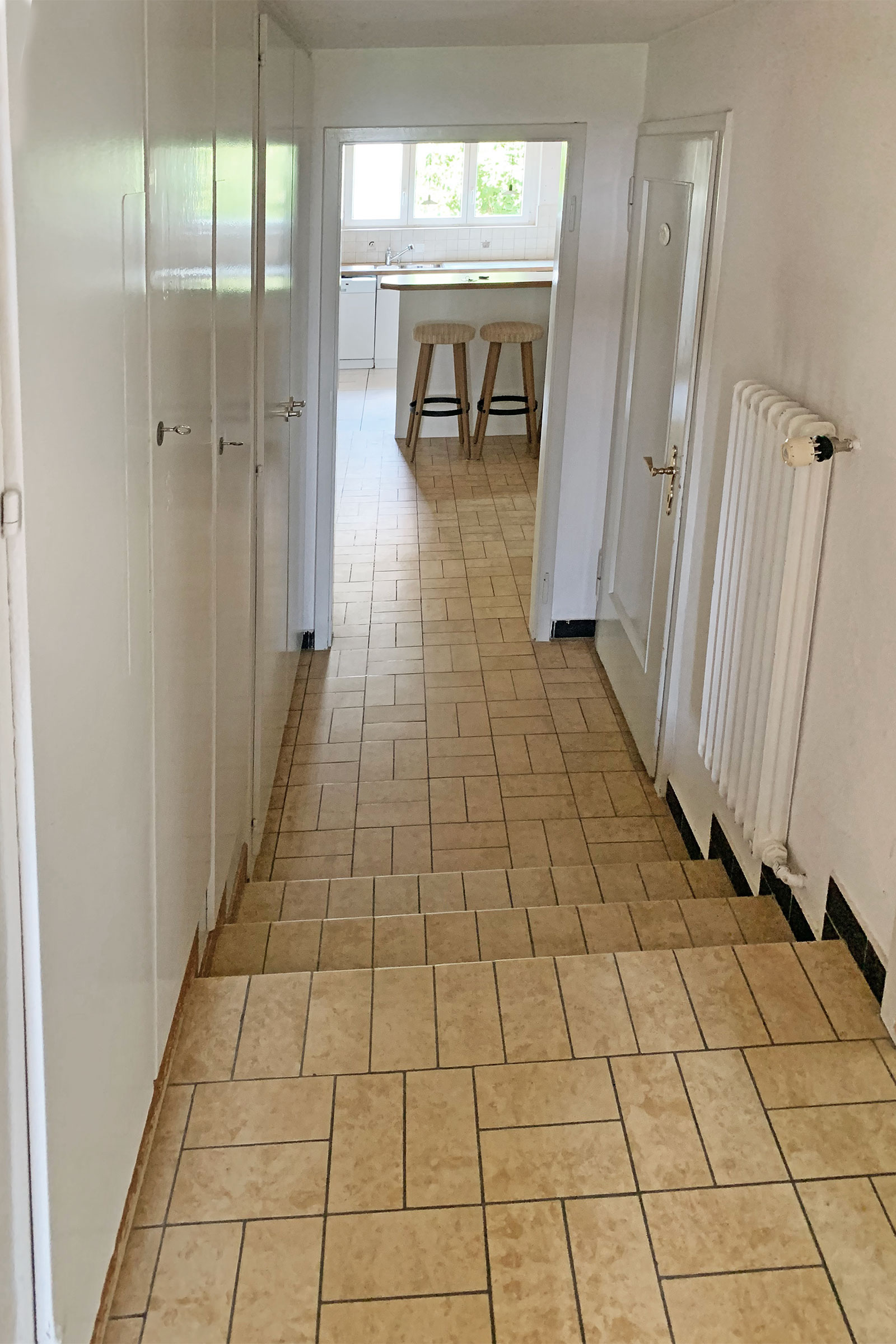 Flur mit Treppe zur Küche