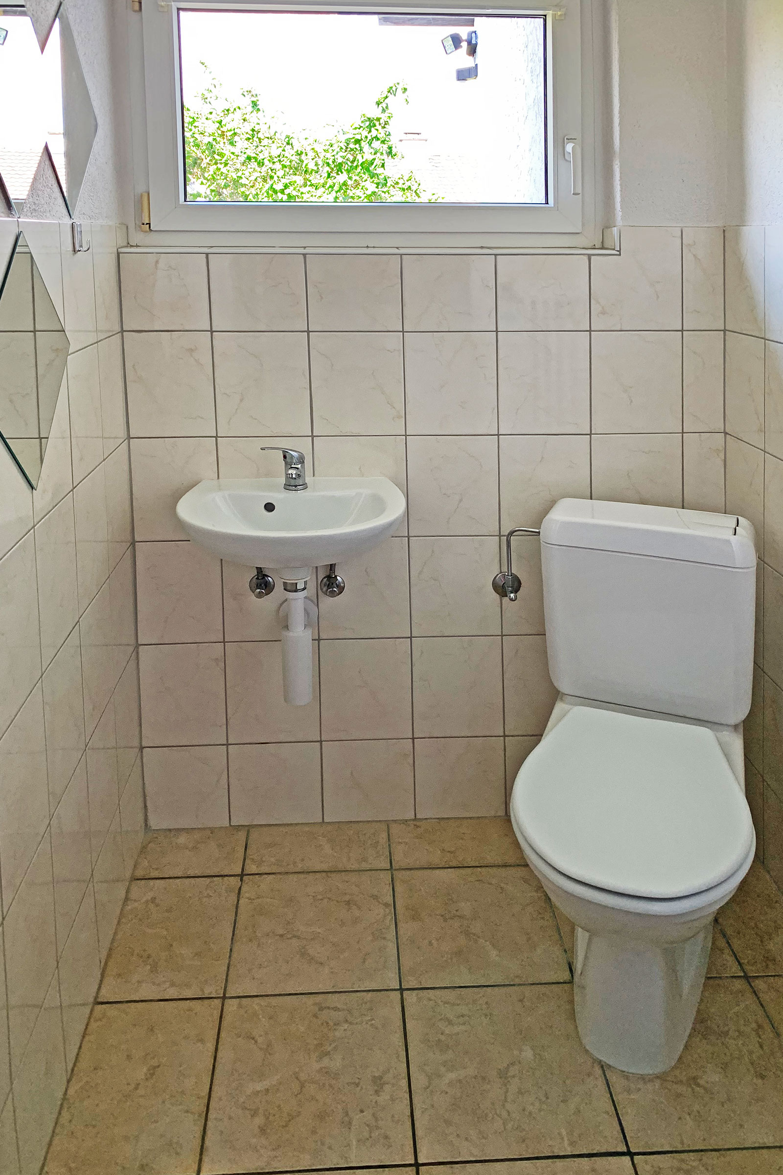 Kleines Gäste-WC mit Fenster