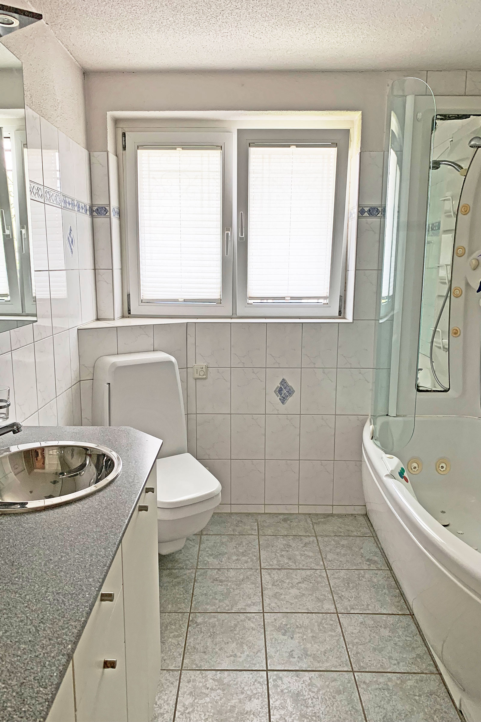 Kleines Bad mit Wanne und Fenster