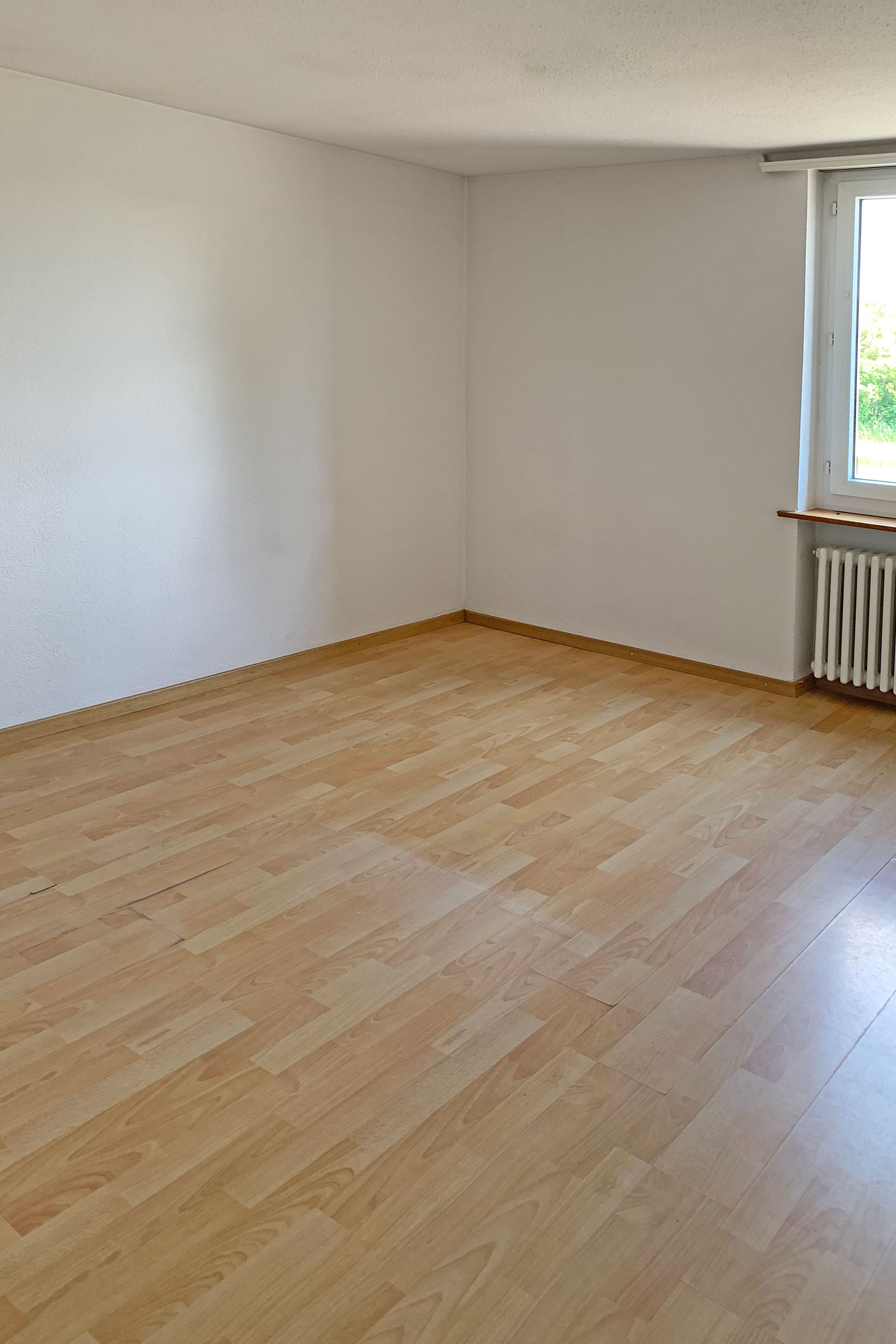 Leerer heller Innenraum mit Holzfußboden