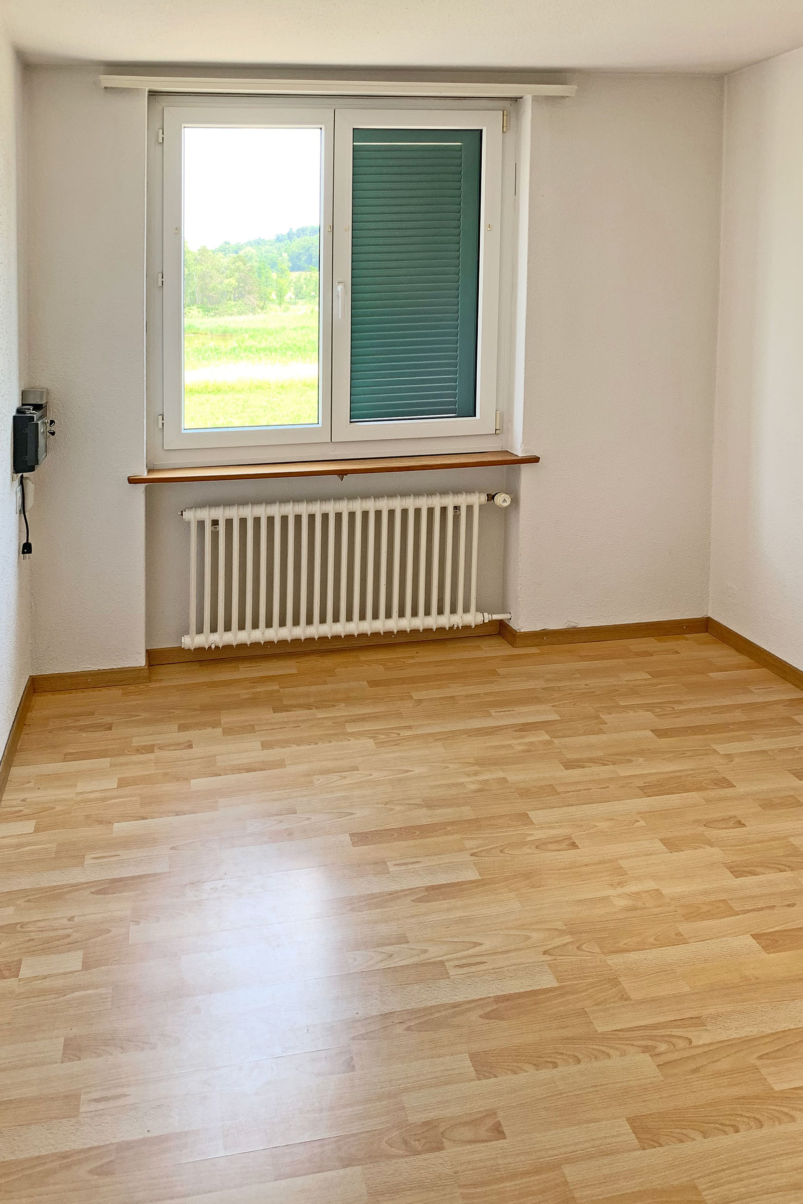 Leerer Raum mit Fenster und Heizkörper