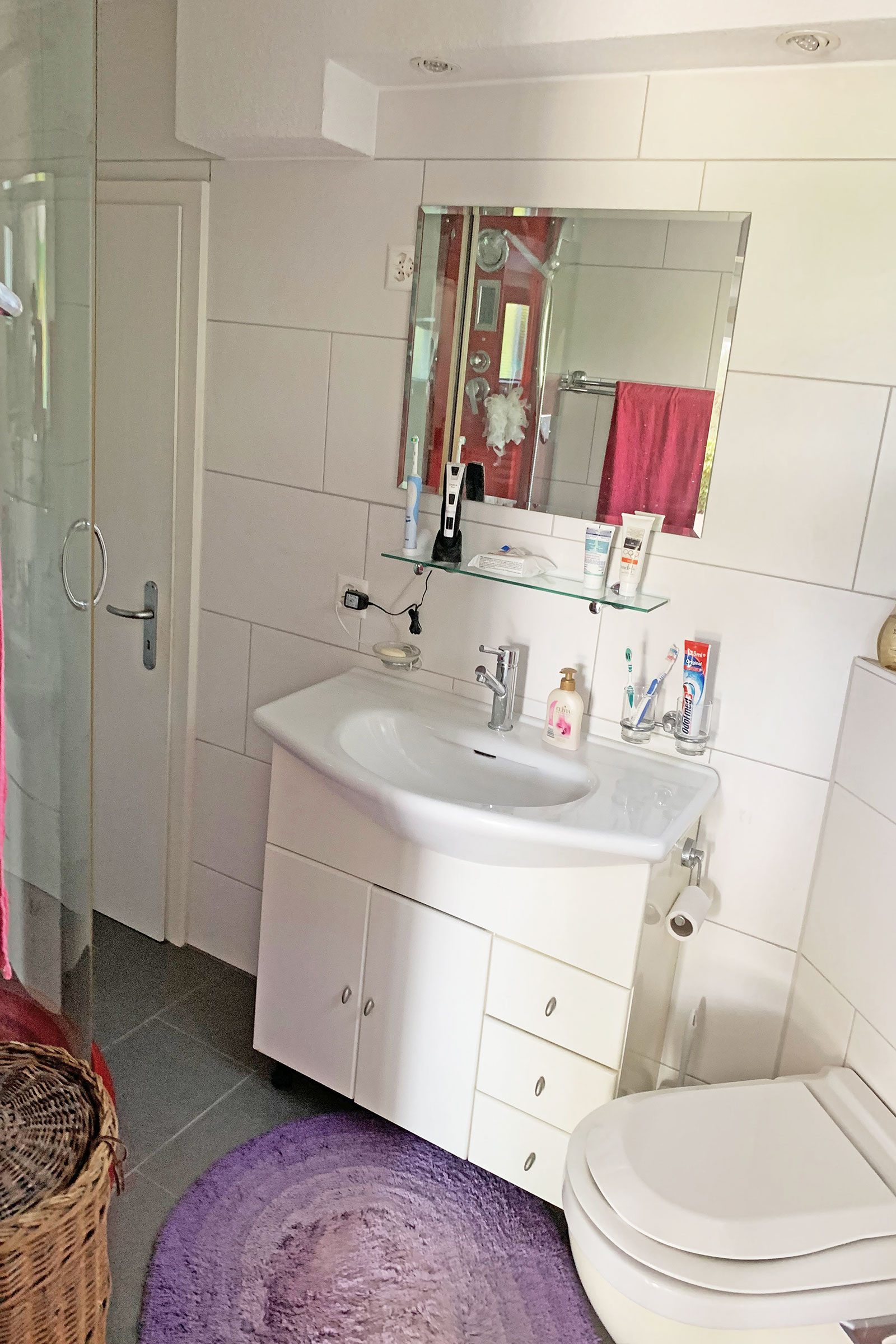 Kompaktes Badezimmer mit Waschtisch und Dusche