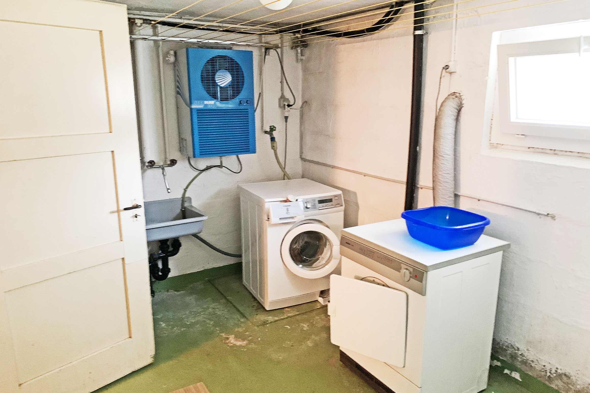 Hauswirtschaftsraum mit Waschmaschine und Trockner