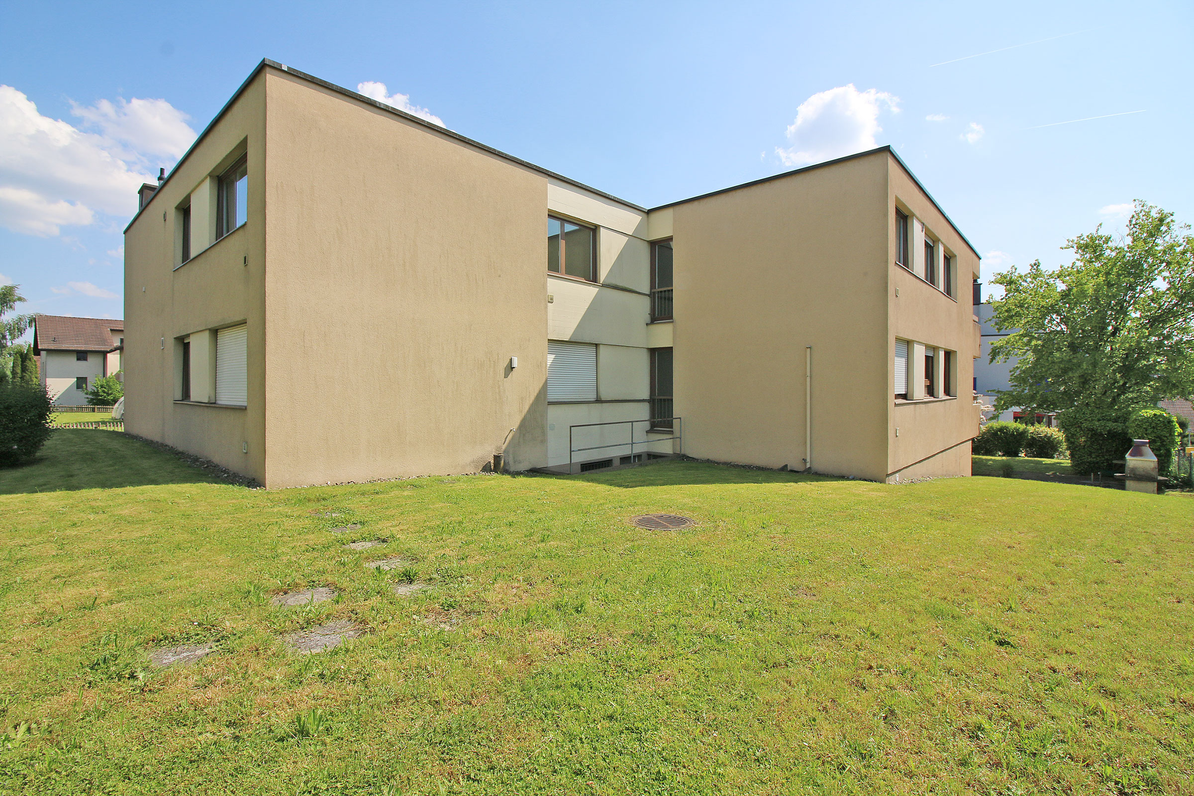 Modernes Wohngebäude mit großer Grünfläche