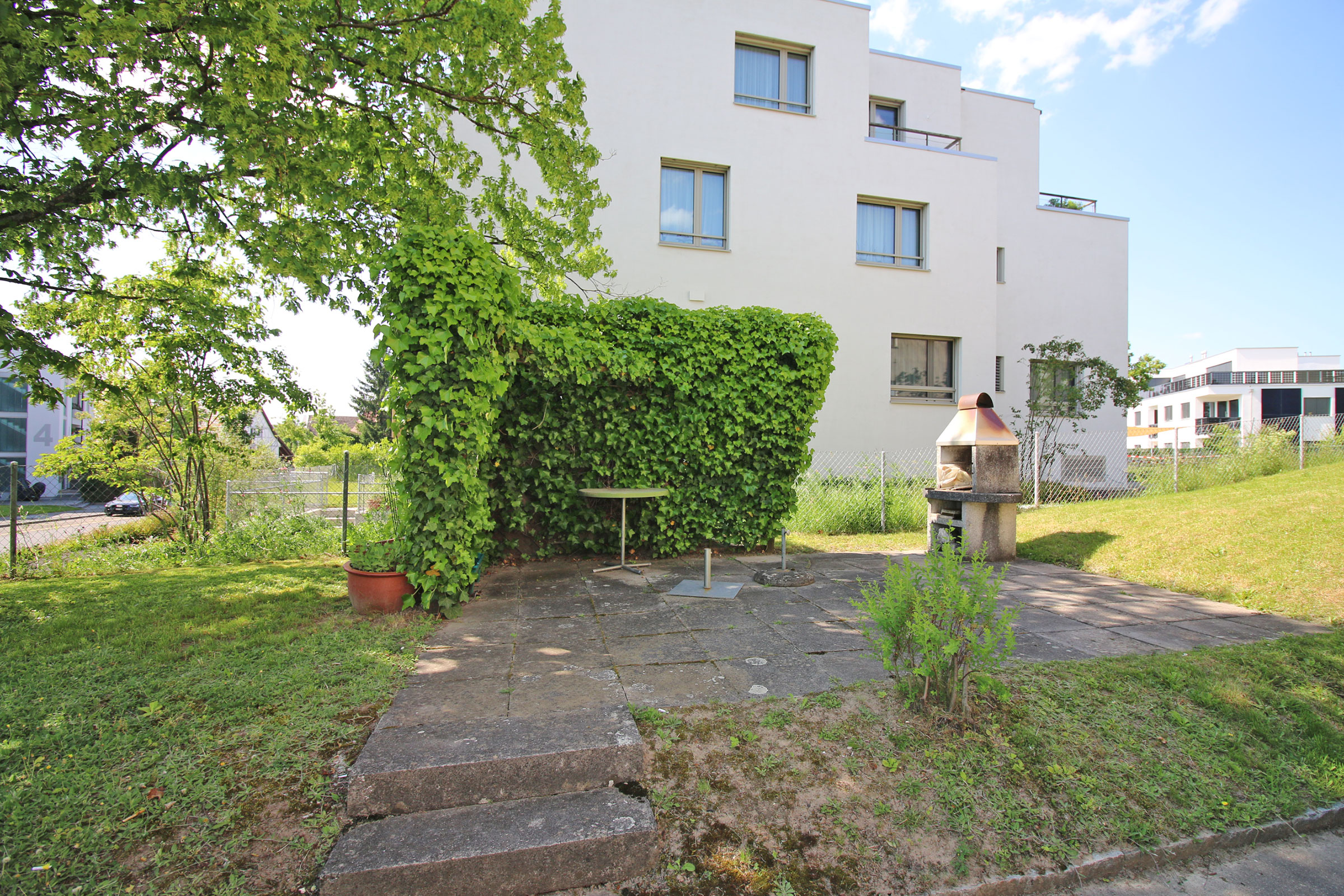 Außenbereich mit Wohngebäude und Garten
