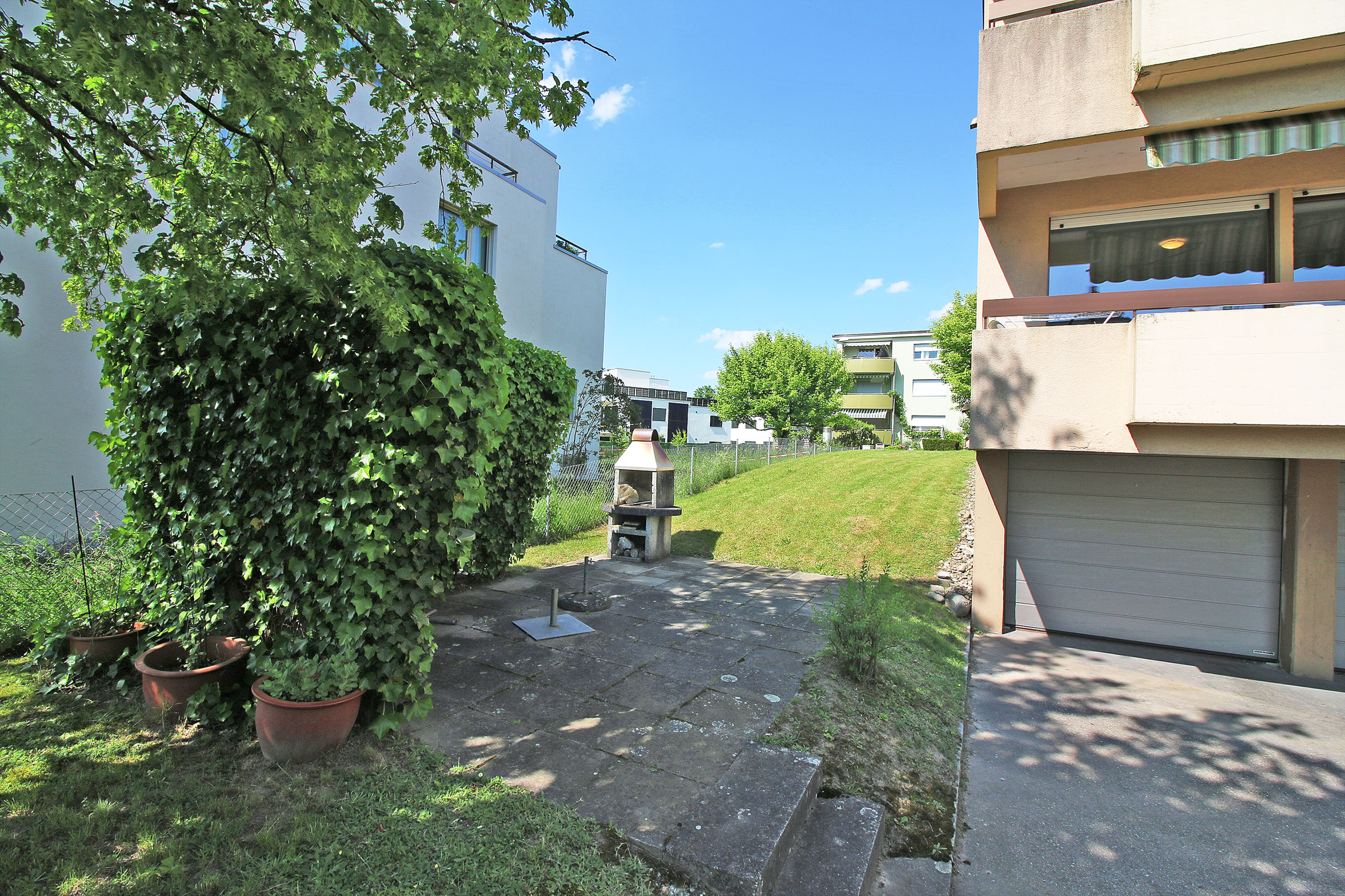 Außenbereich mit Garten und Terrasse