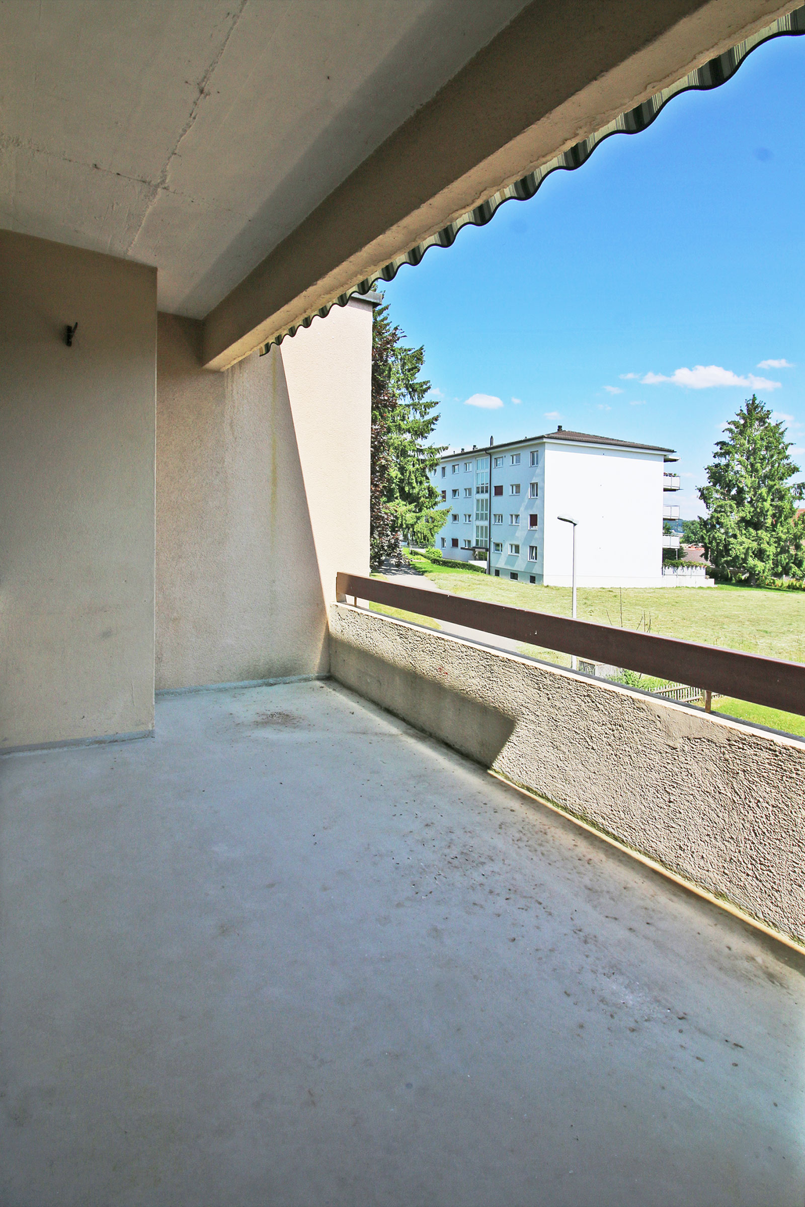 Balkon mit Ausblick auf Wohnanlage