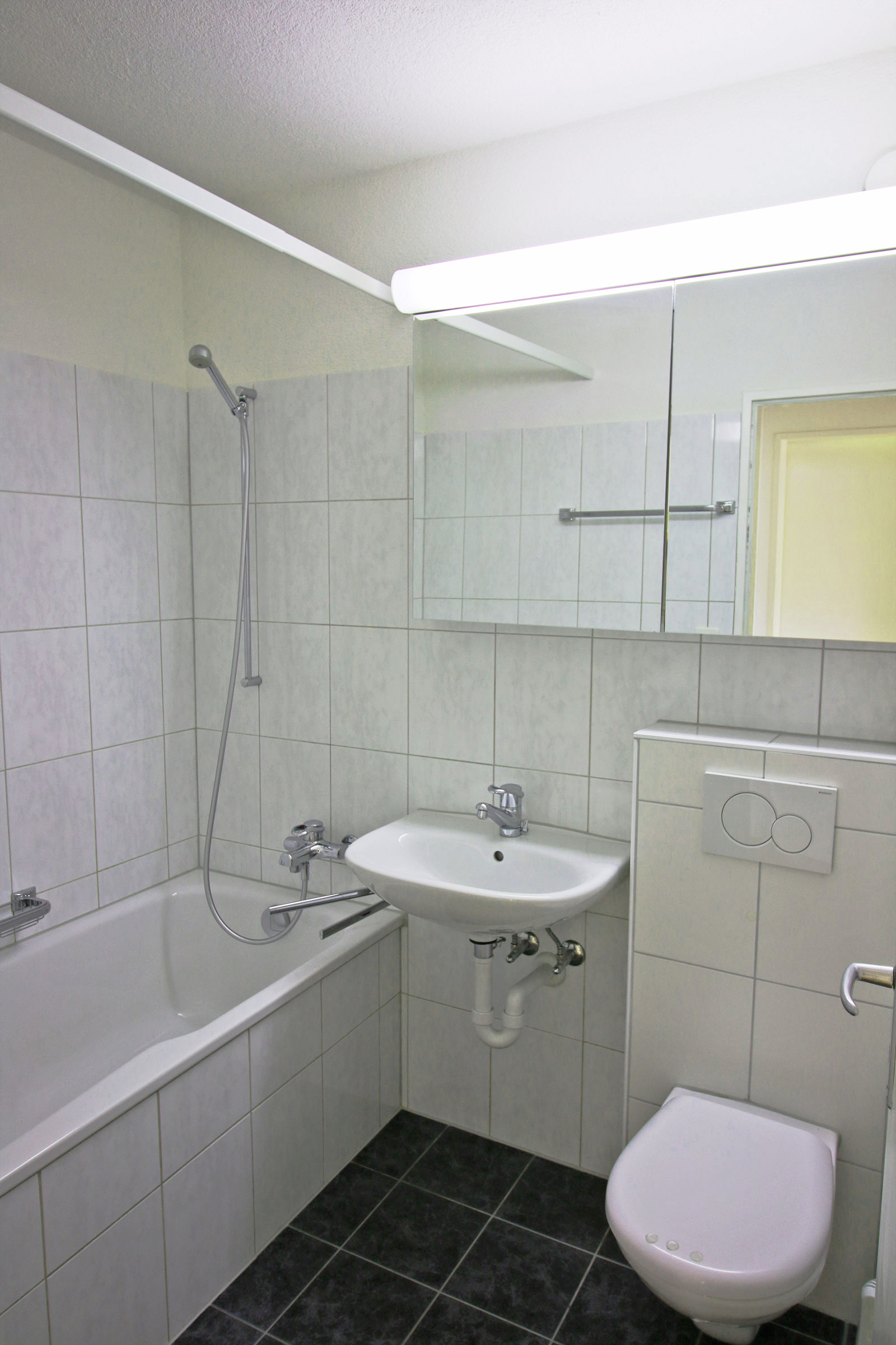 Badezimmer mit Badewanne, Waschtisch und WC