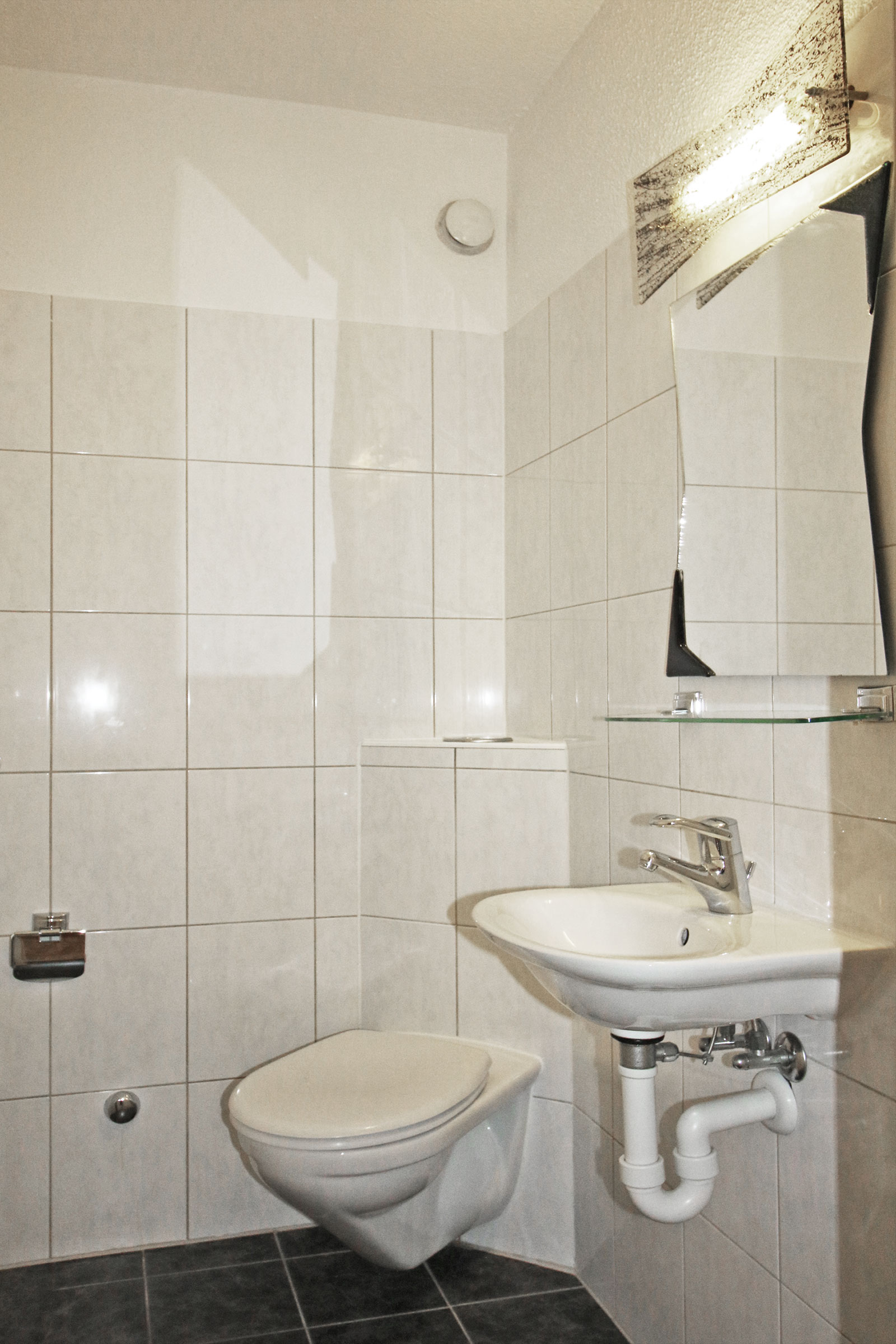 Kleines modernes Gäste-WC