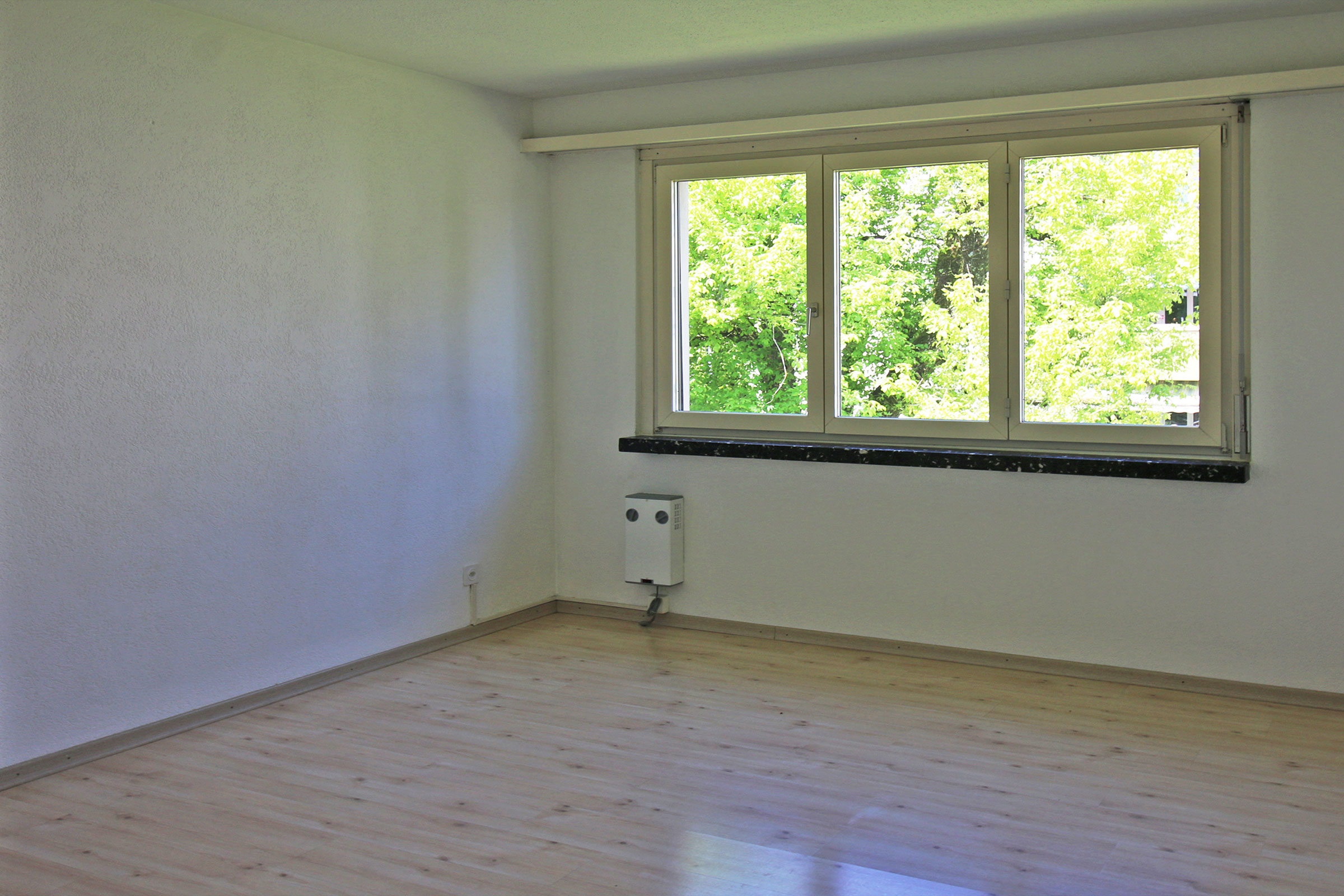 Leerer heller Raum mit großem Fenster