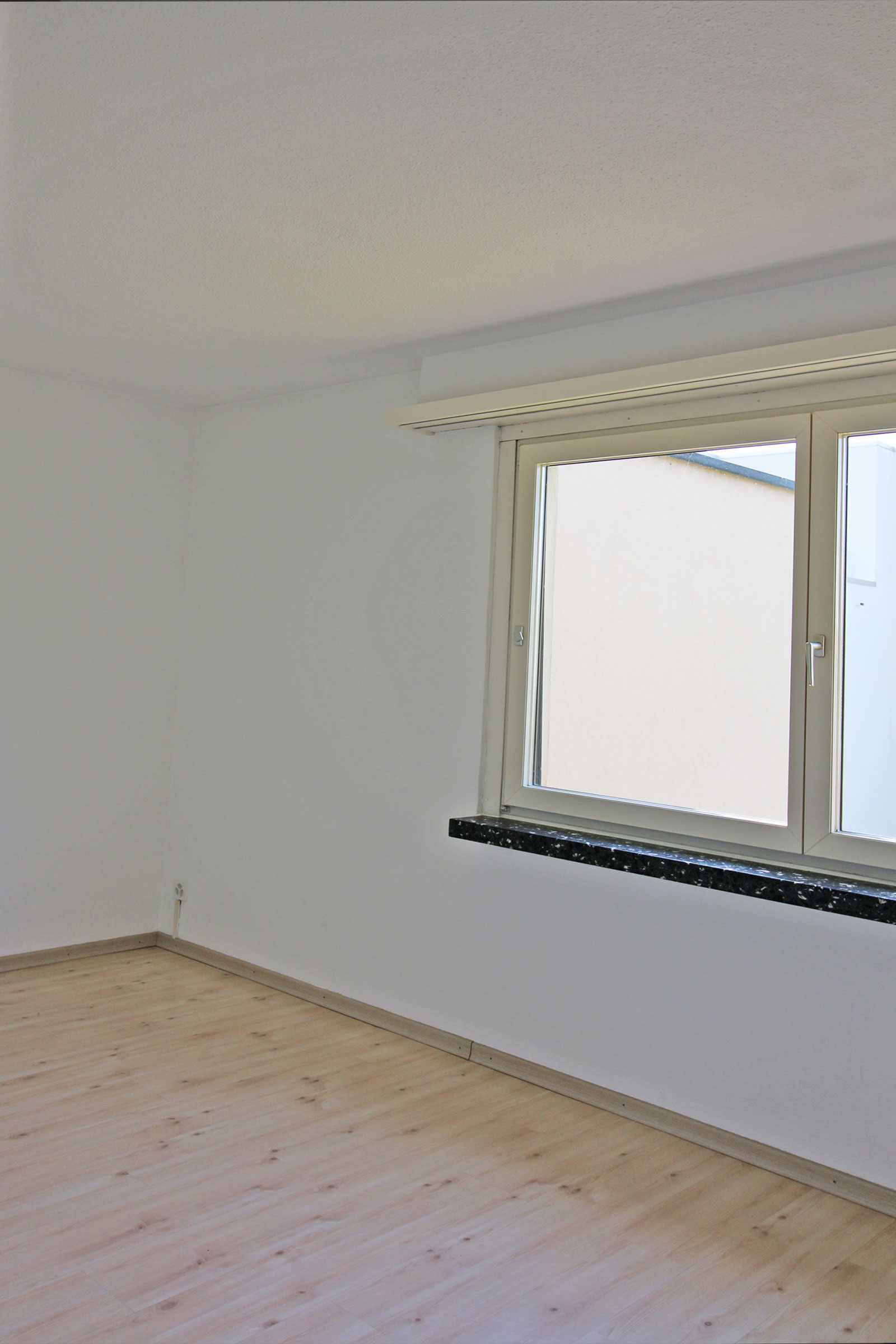 Heller leerer Raum mit Fenster