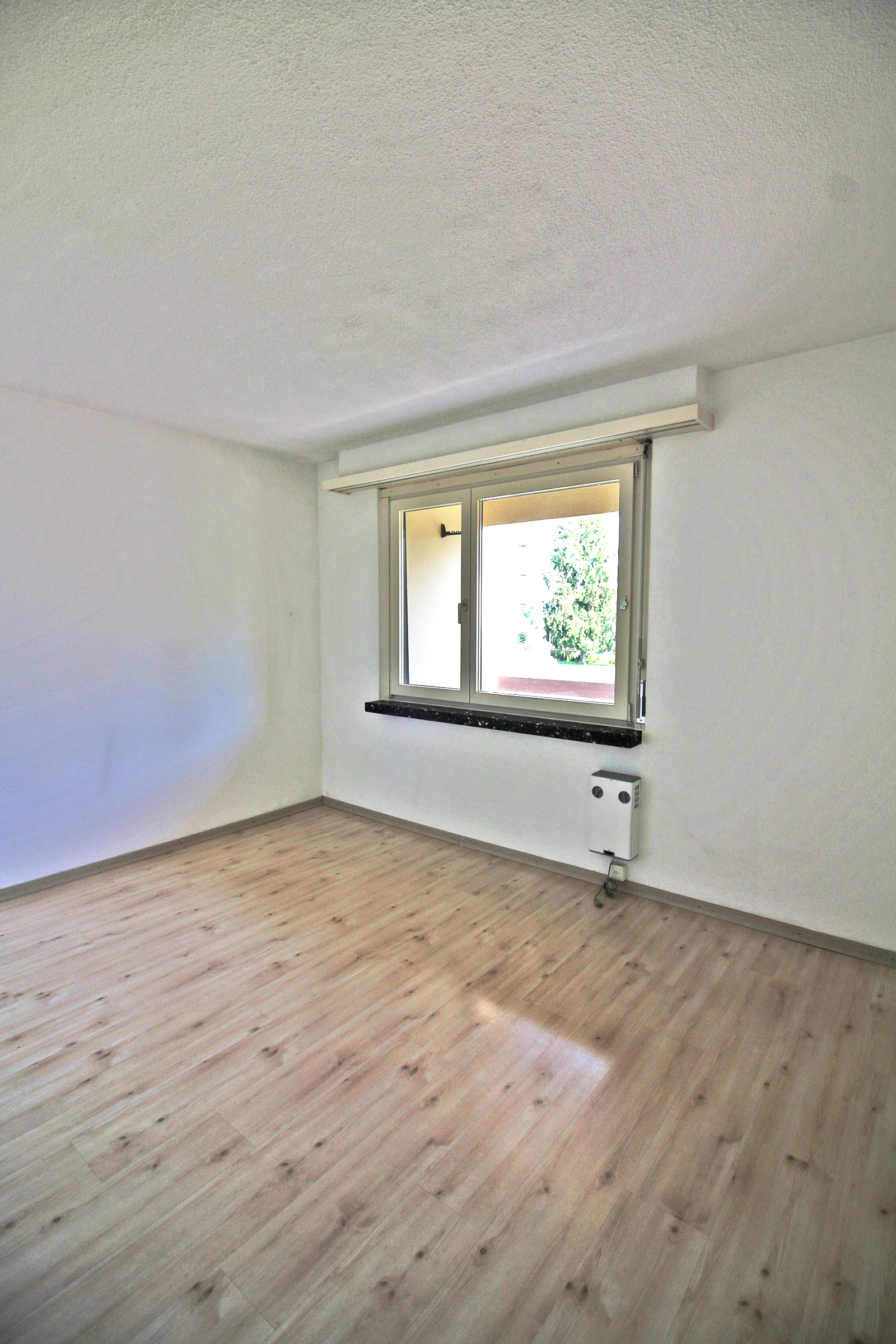 Leerer heller Raum mit Fenster