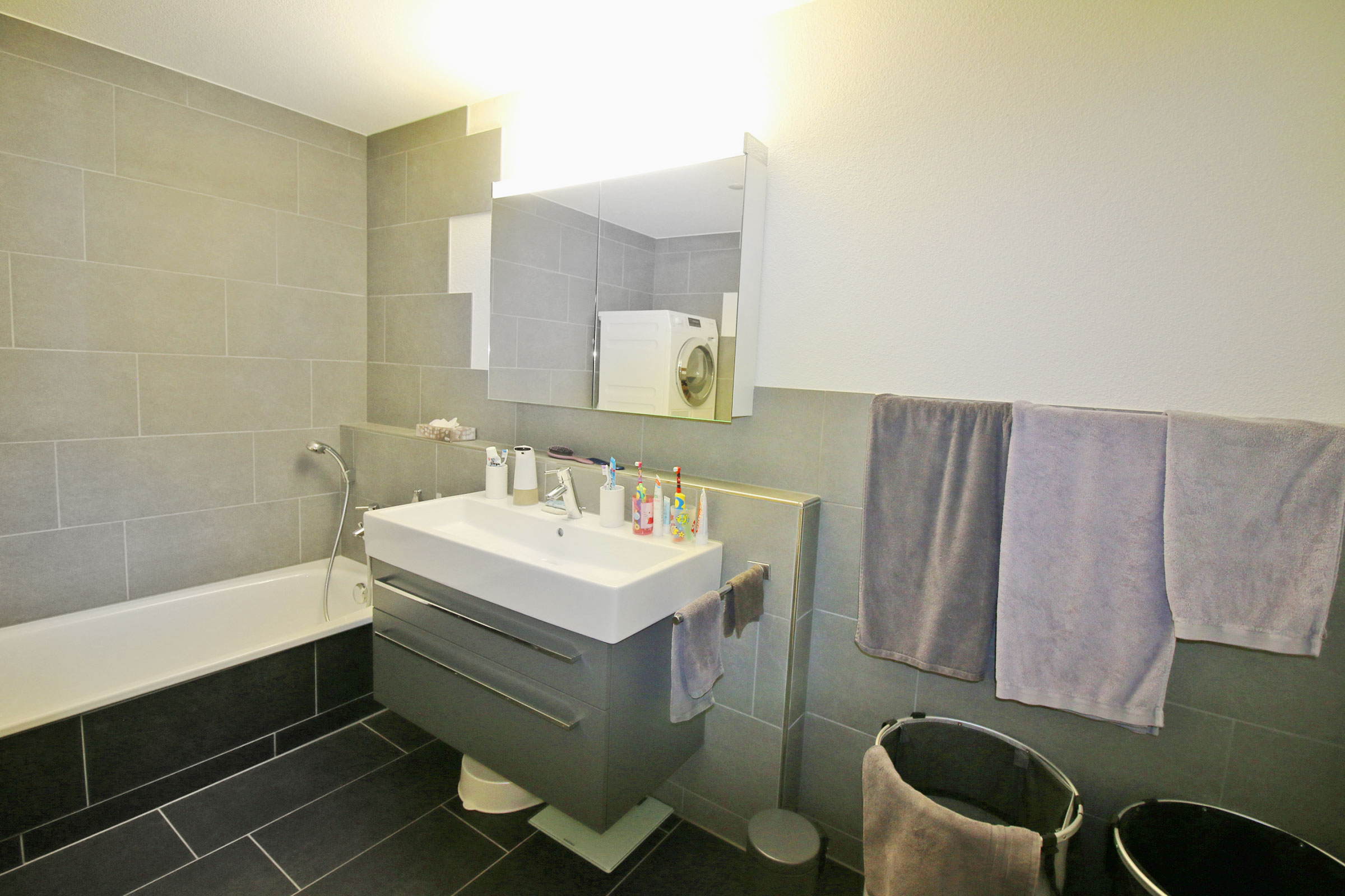 Modernes Badezimmer mit Wanne und Waschtisch