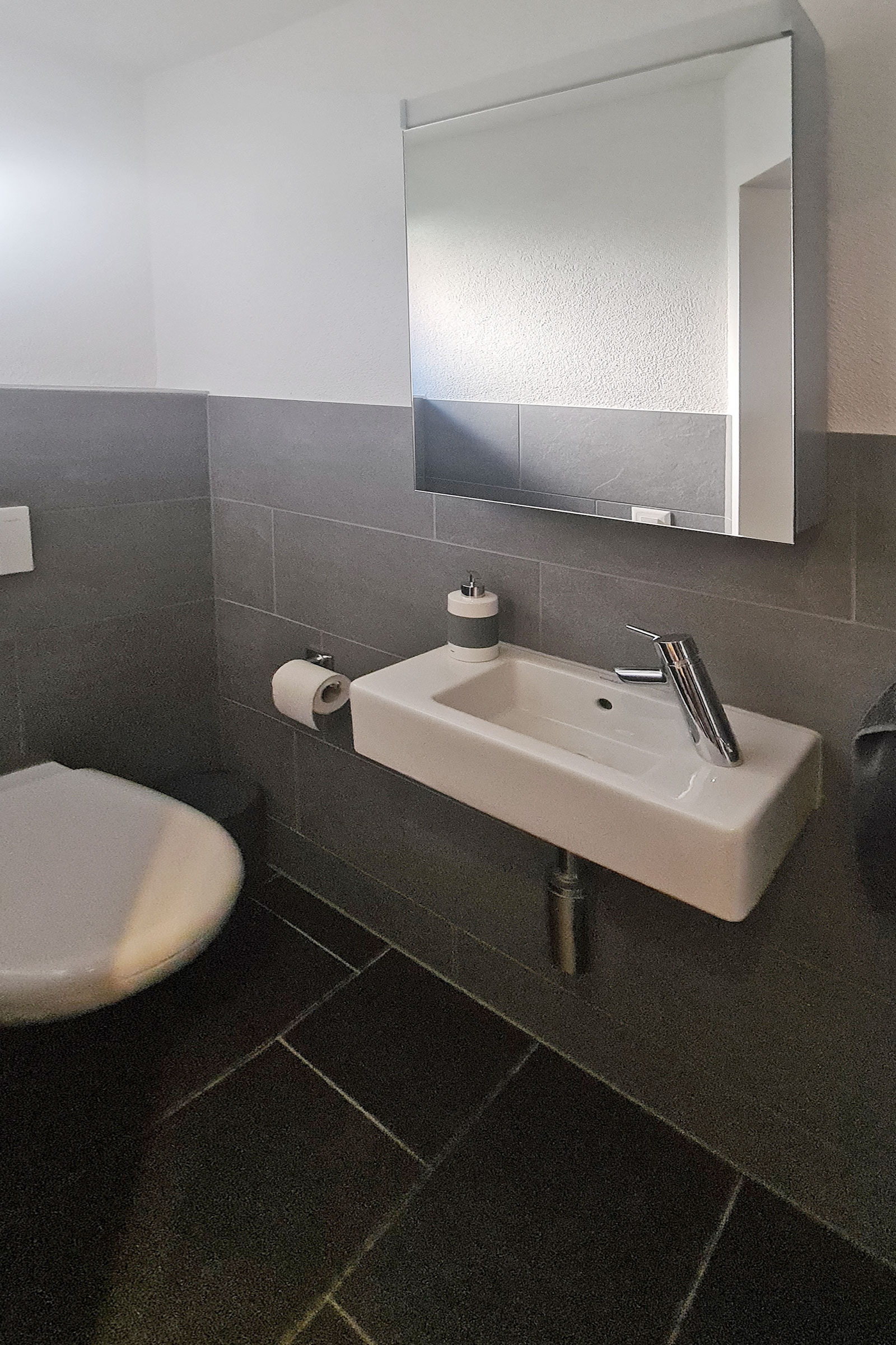 Modernes Gäste-WC mit Wand-Waschbecken