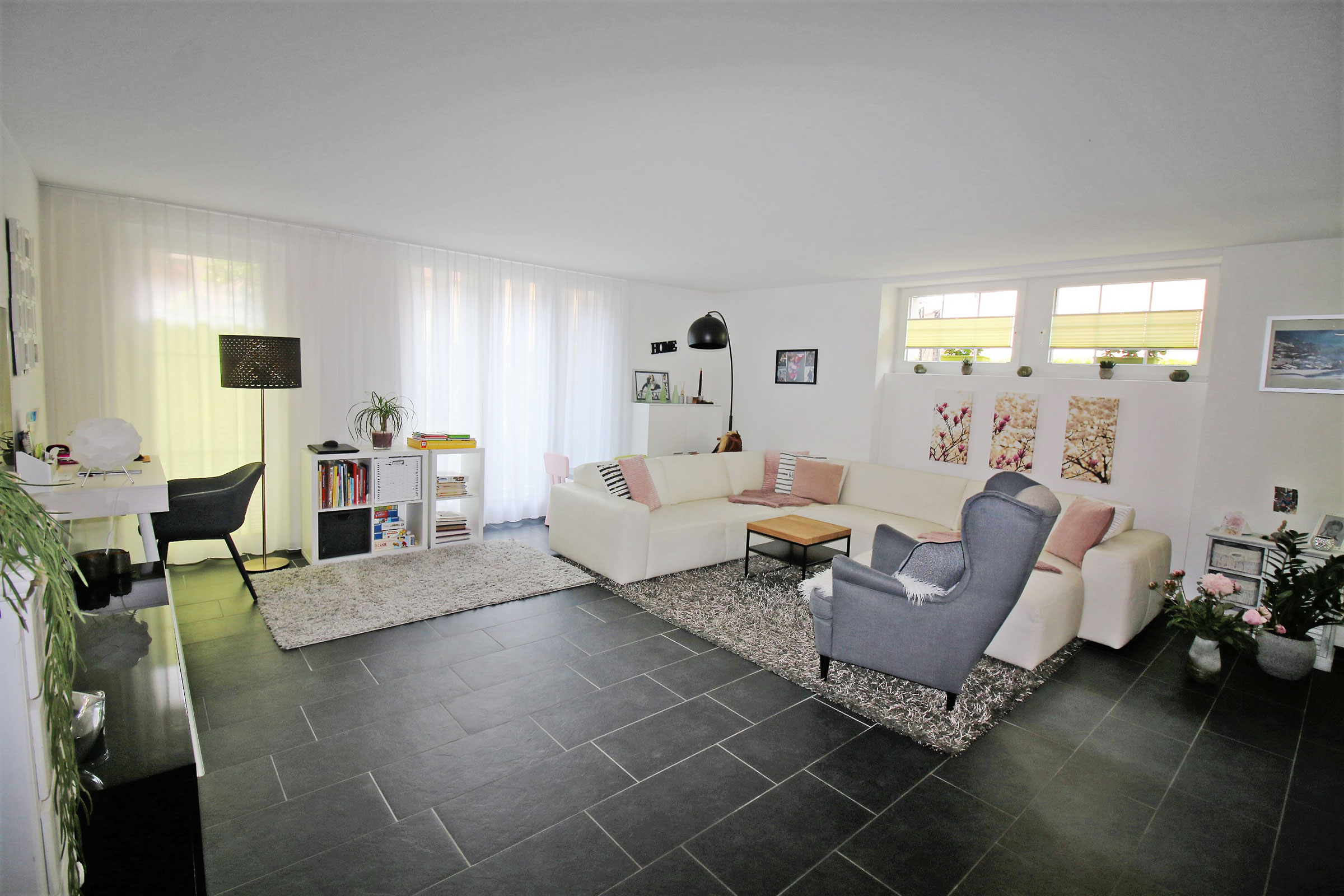 Helles, modernes Wohnzimmer mit Ecksofa