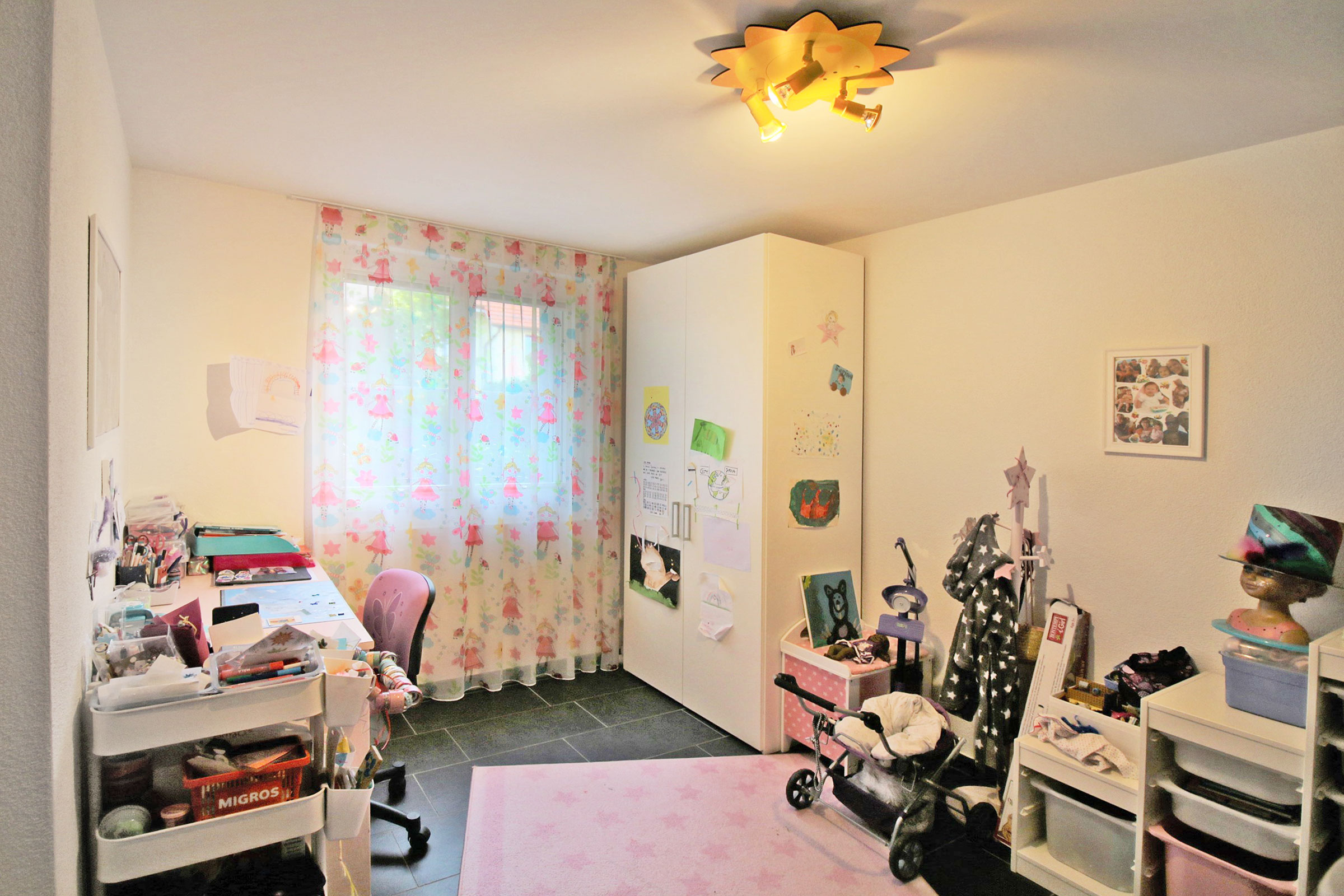 Kinderzimmer mit Spiel- und Arbeitsbereich