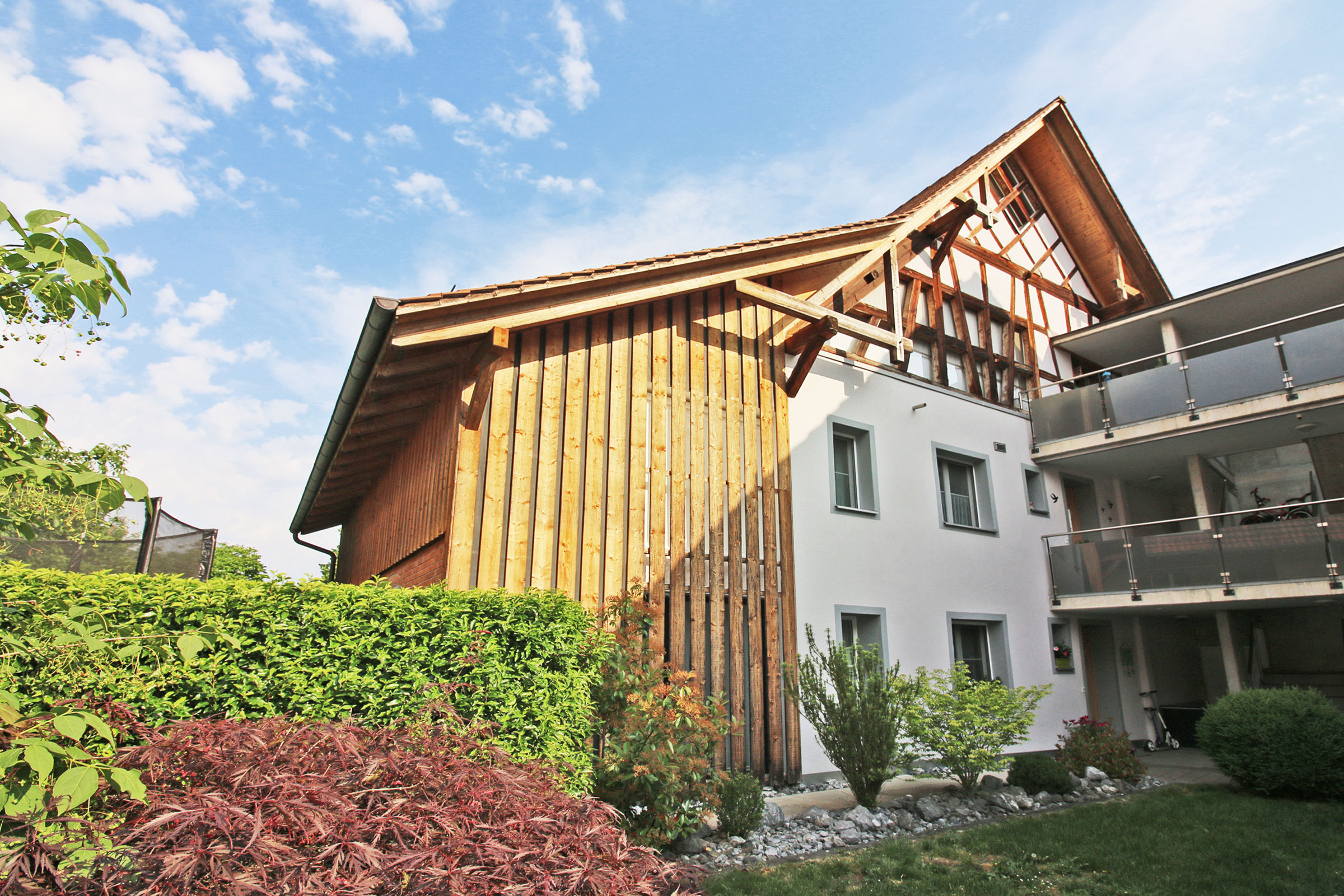 Außenansicht eines Wohnhauses mit Holzfassade