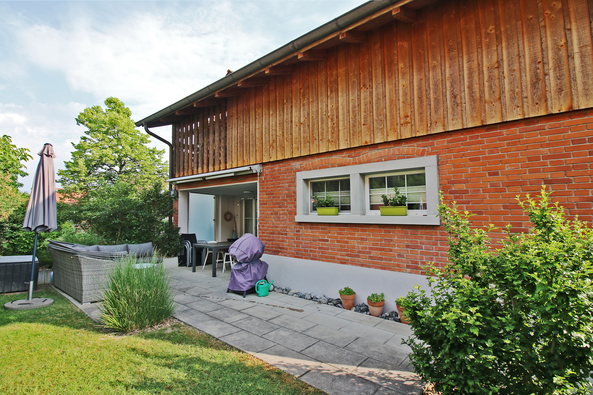 Gartenansicht eines Hauses mit Terrasse