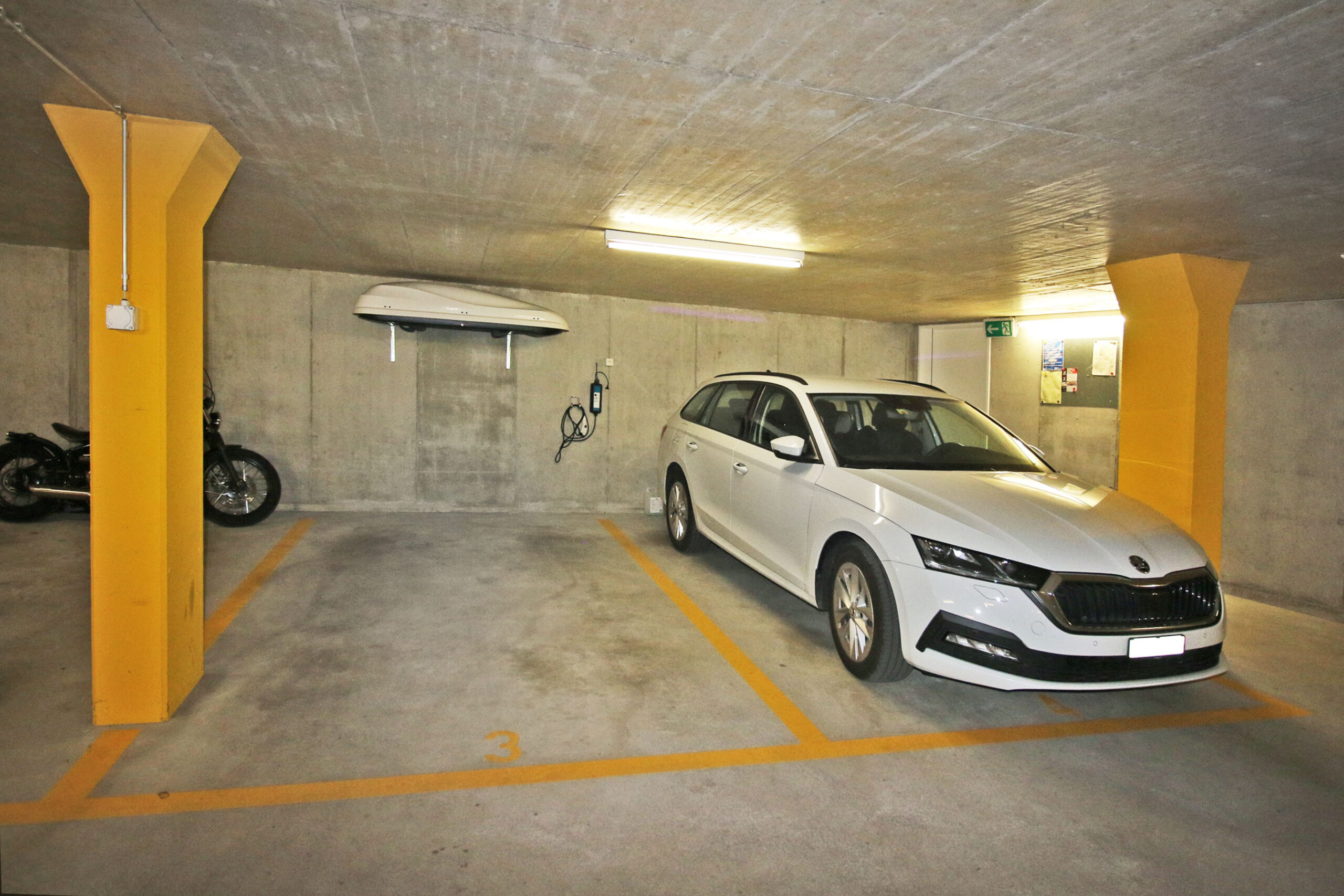 Tiefgarage mit markierten Stellplätzen