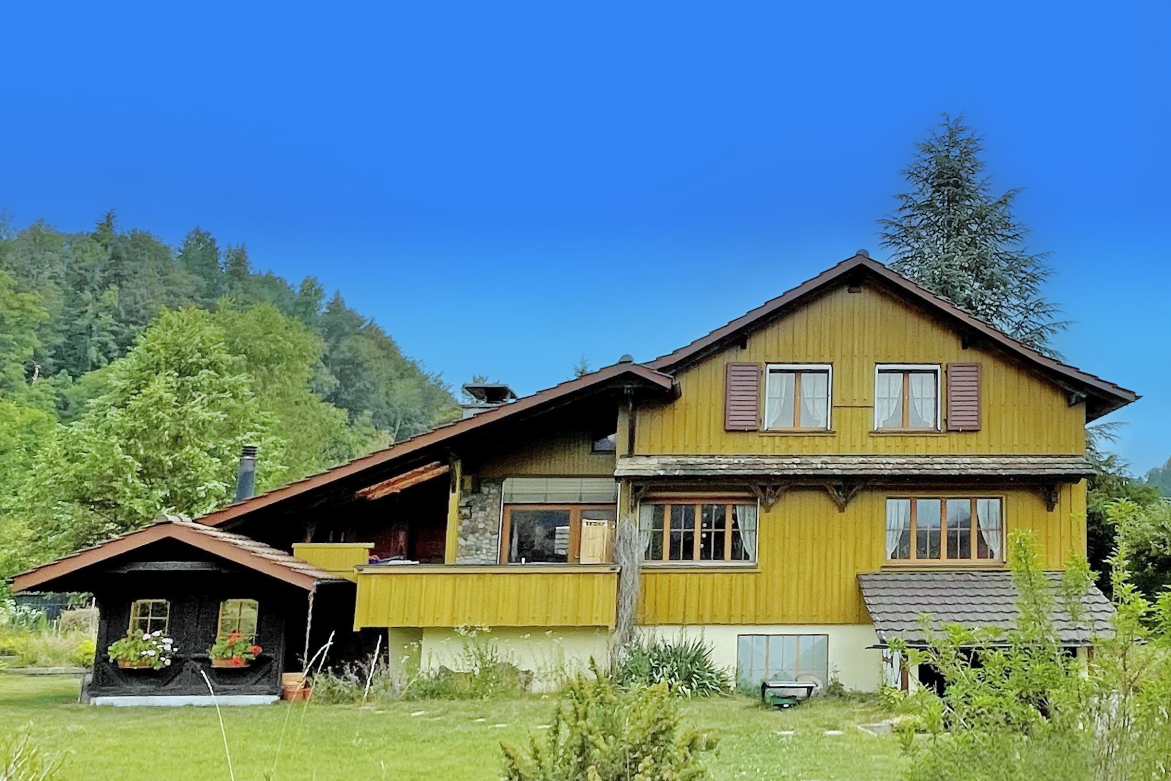 Rustikales Holzhaus mit Garten