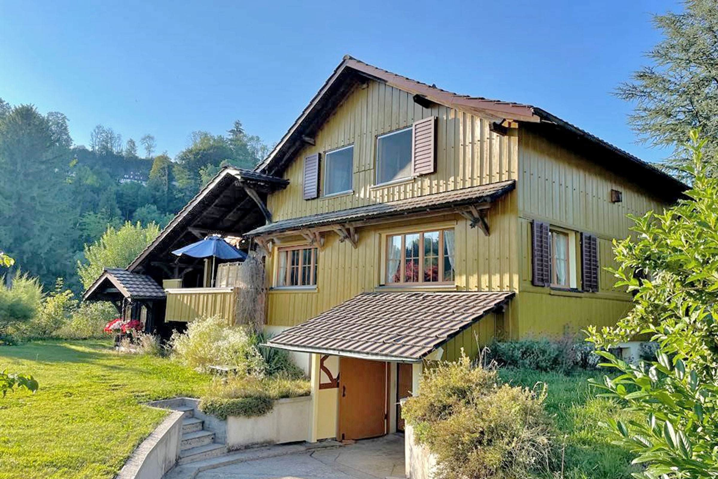 Ländliches Holzhaus mit Garten