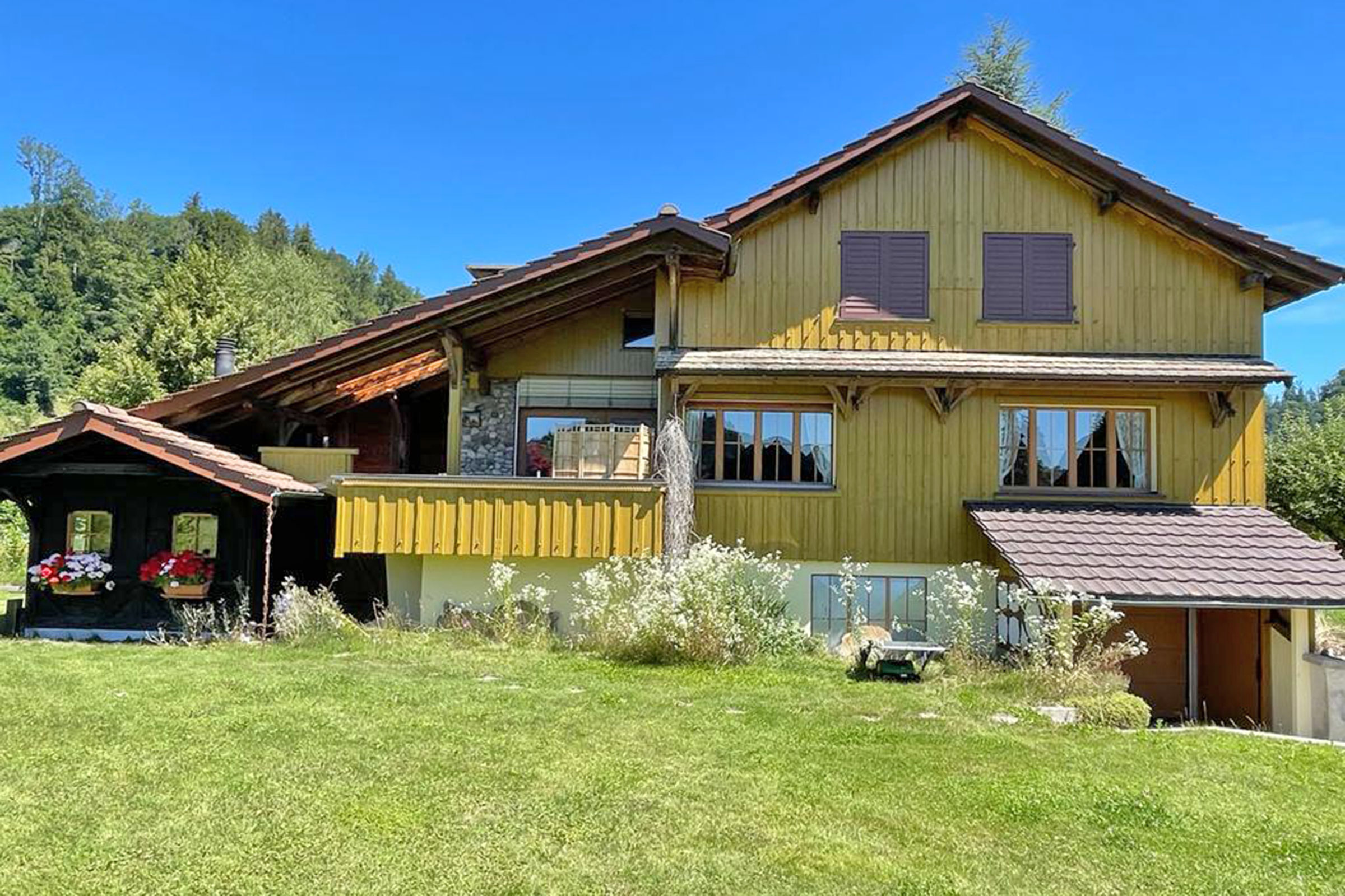 Rustikales Holzhaus mit Garten