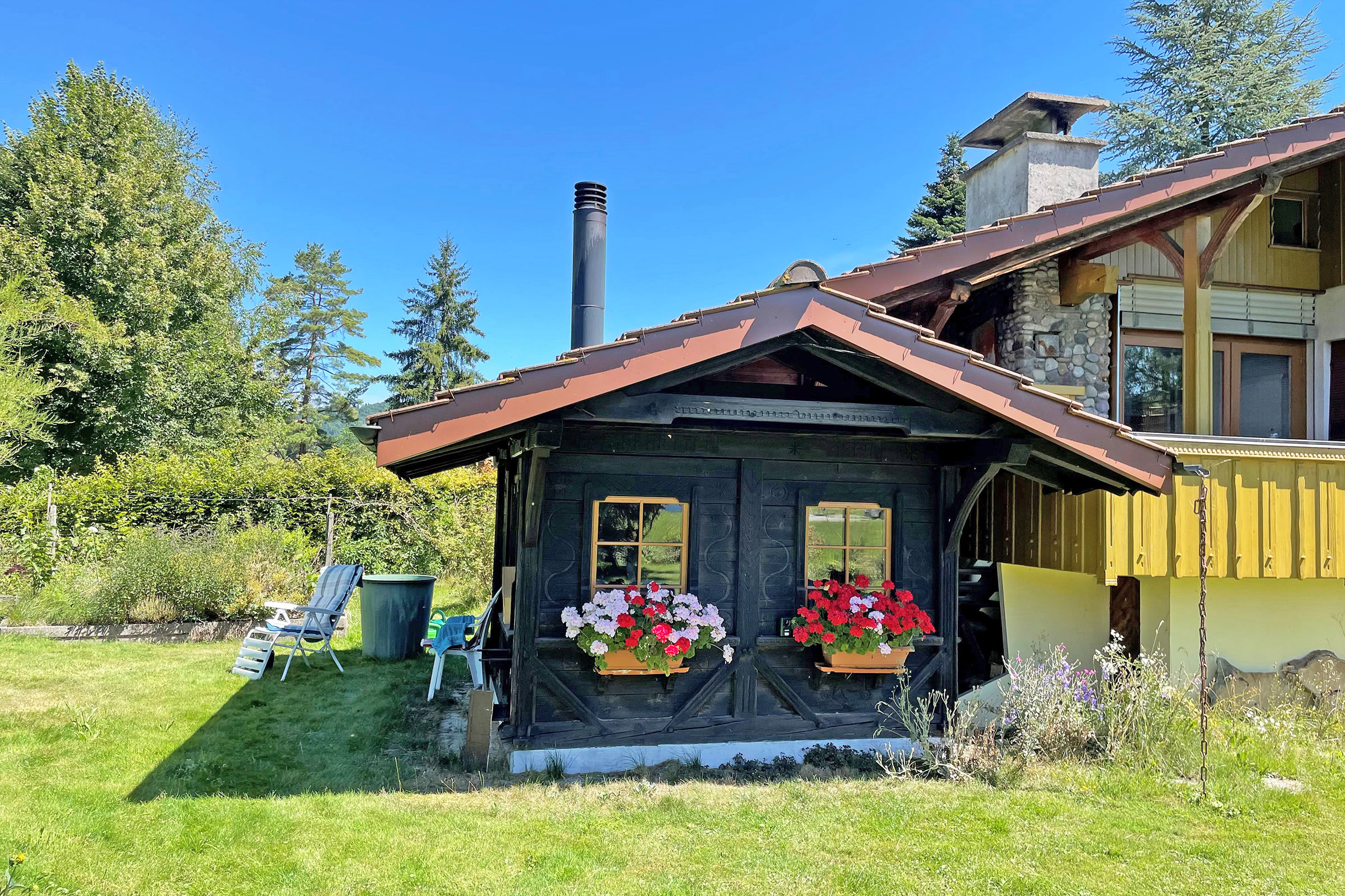 Holzhaus mit Garten und Nebengebäude