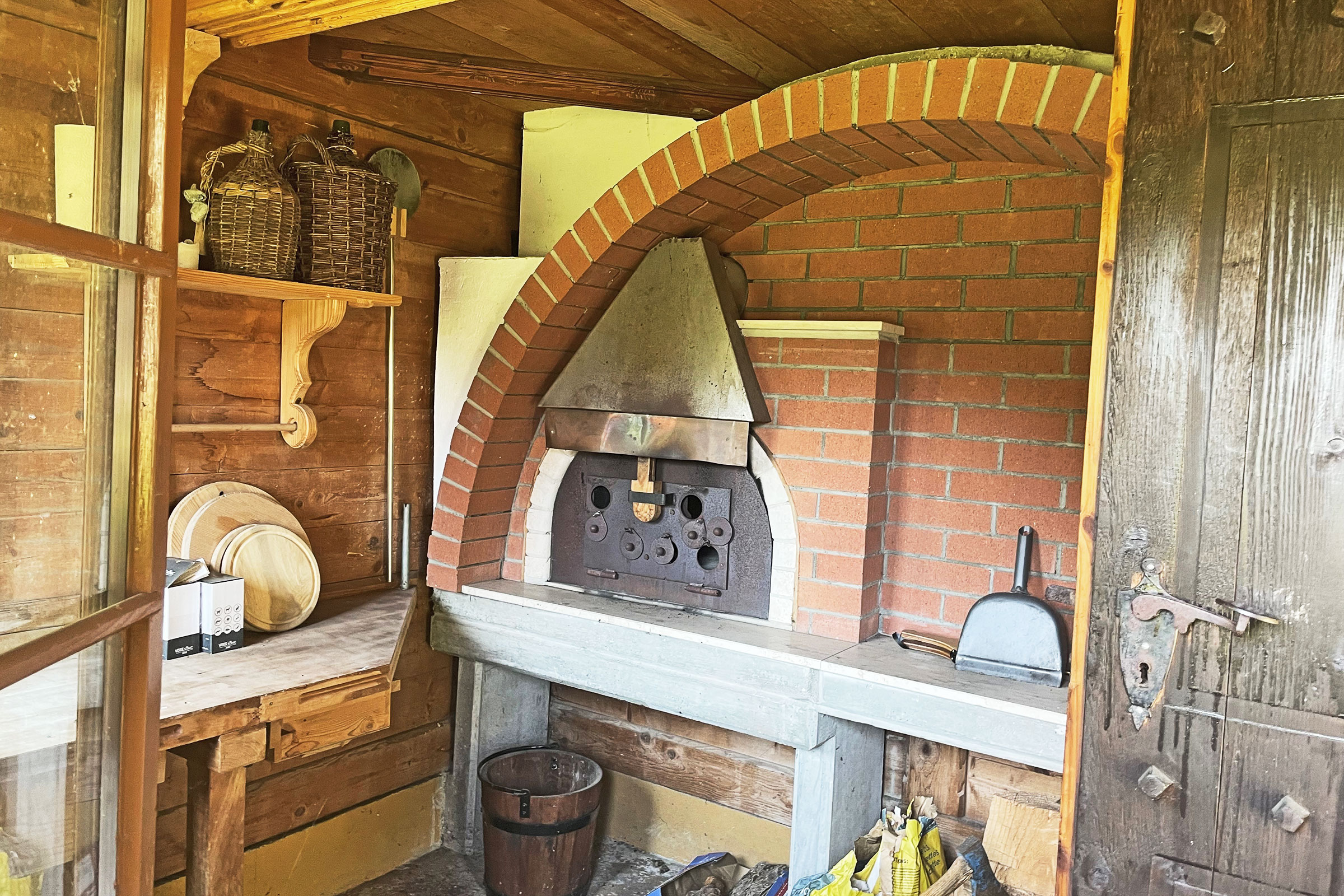 Rustikaler Ofenraum mit gemauertem Backofen