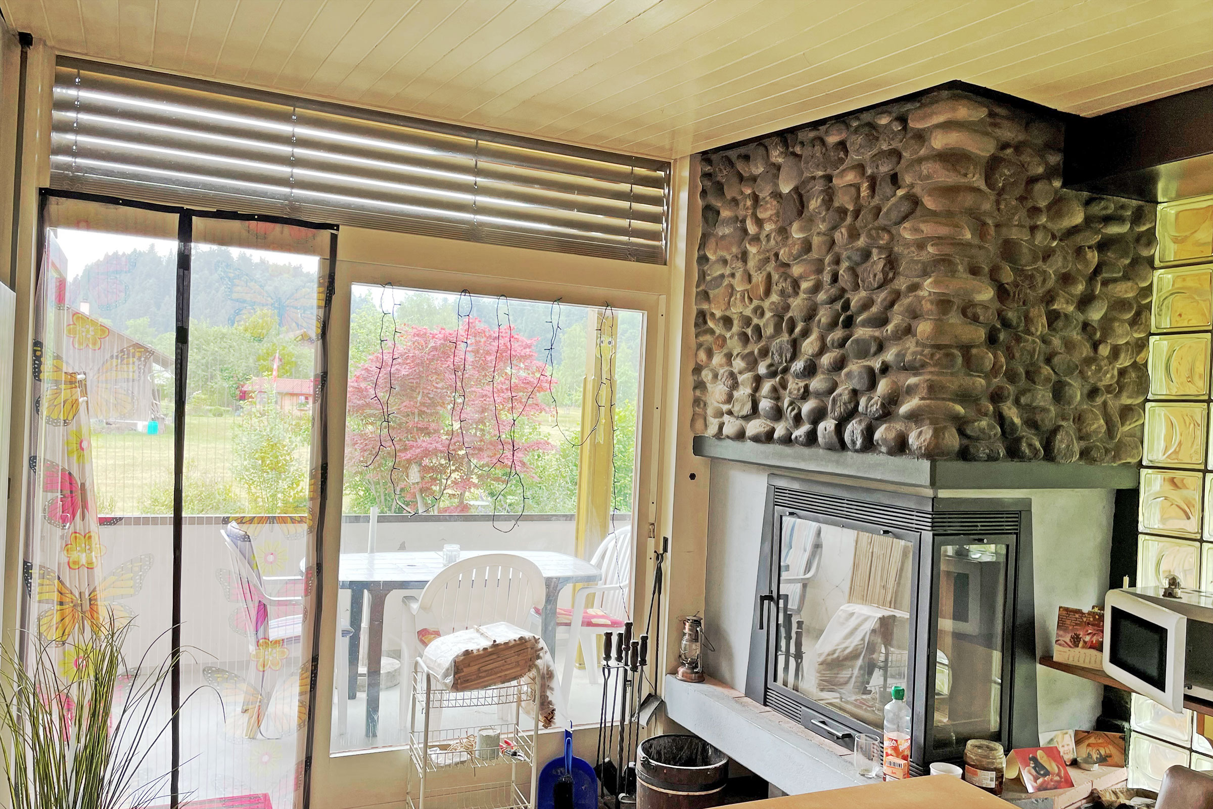 Wohnzimmer mit Kamin und Balkonblick