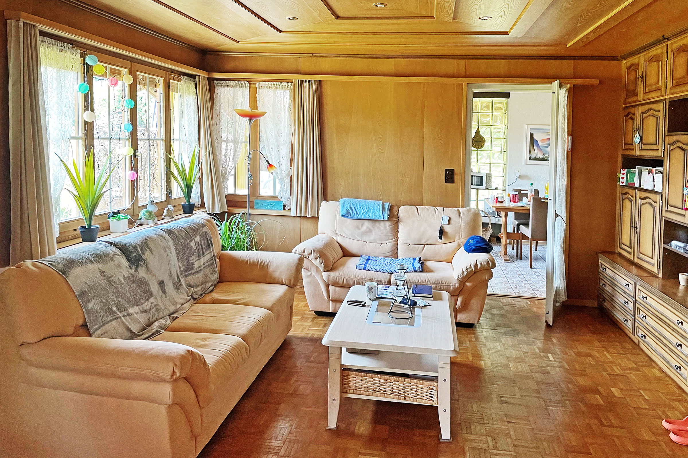 Gemütliches Wohnzimmer mit Holzausstattung