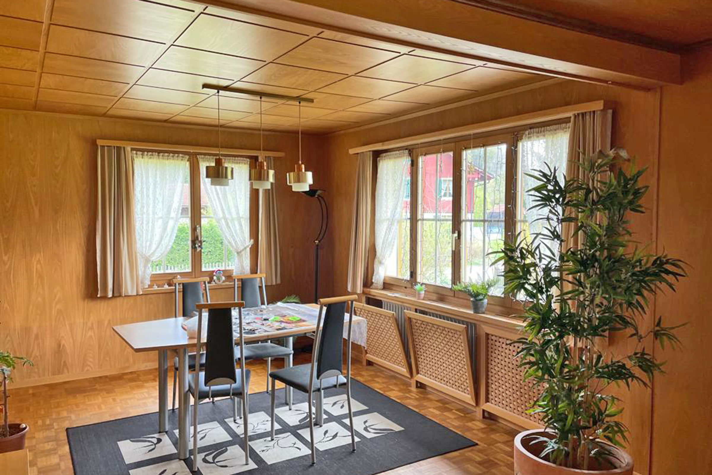 Esszimmer mit Holzvertäfelung