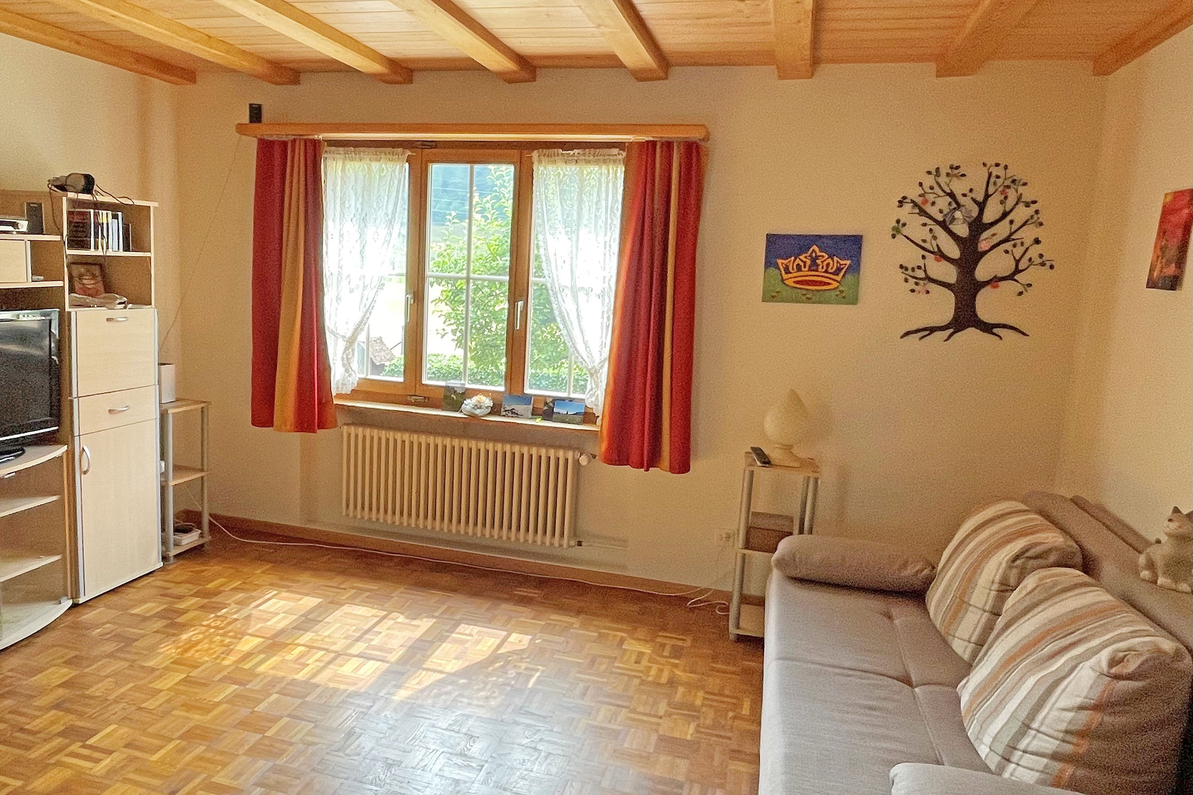 Gemütliches Wohnzimmer mit Holzdecke